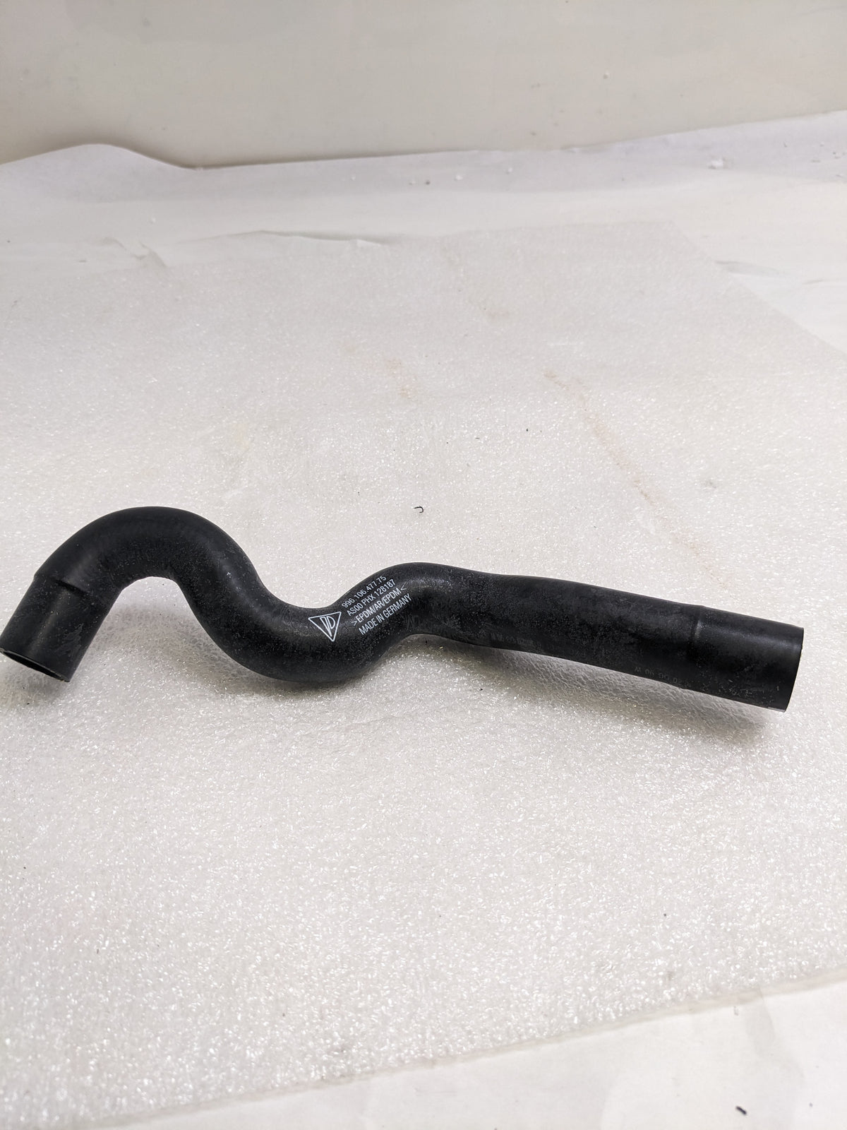 PORSCHE 99610647775 WATER HOSE SUPPLY/HEAT EXCH FOR 2001-2005 911 NEW R27T2