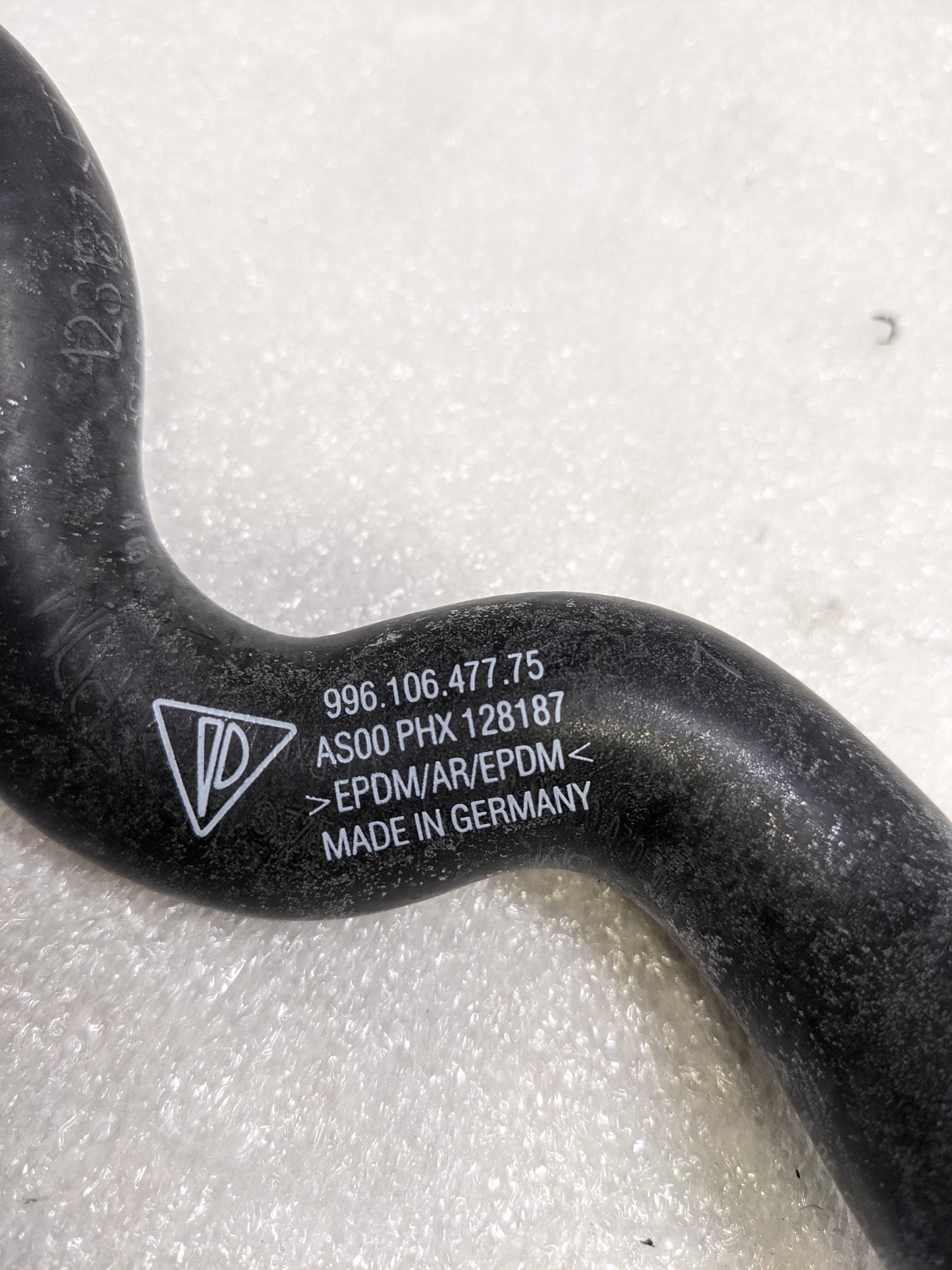 PORSCHE 99610647775 WATER HOSE SUPPLY/HEAT EXCH FOR 2001-2005 911 NEW R27T2