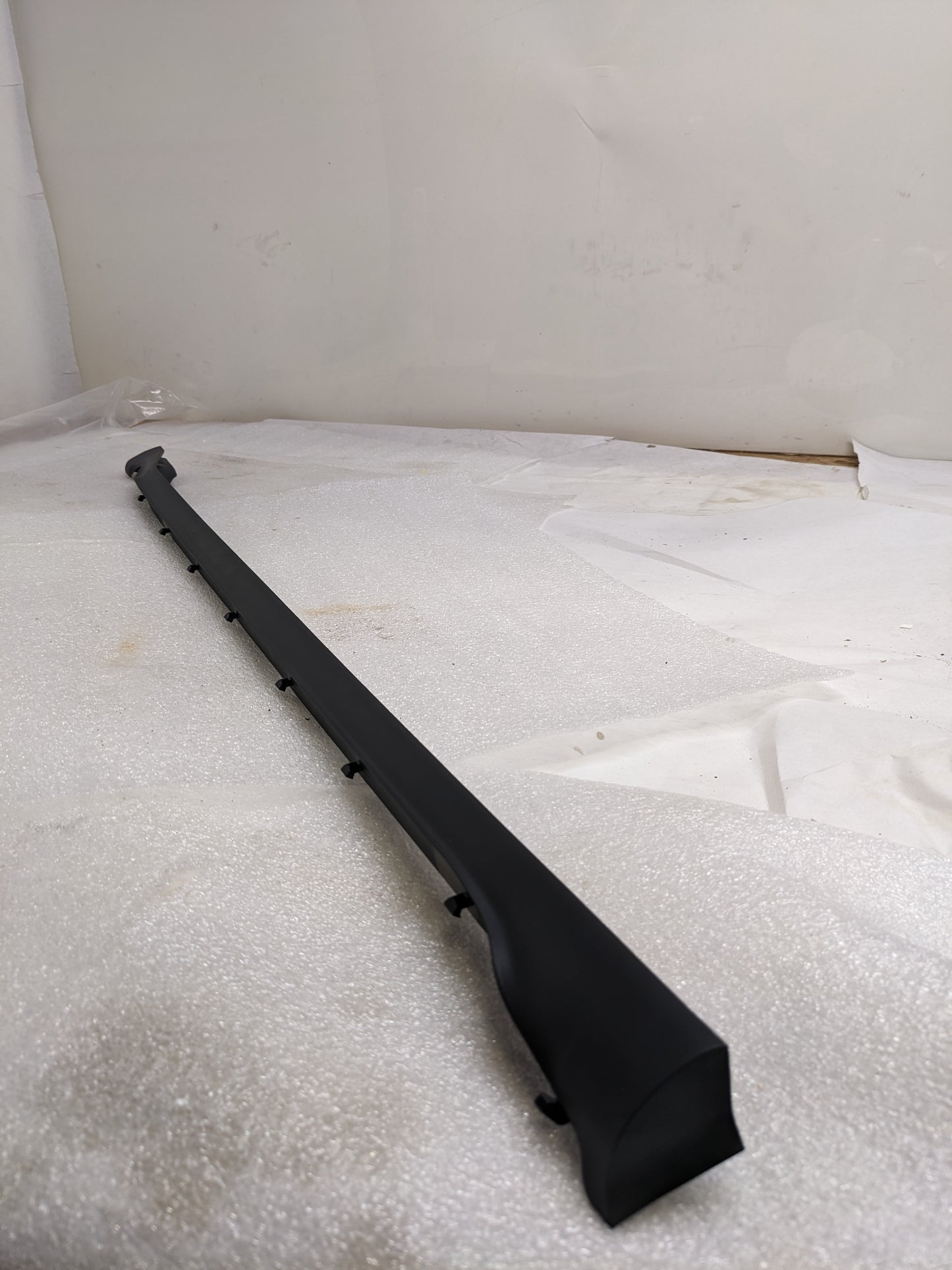 PORSCHE 9J1837639 DOOR SEAL SILL LH LOWER FOR 2020-2023 TAYCAN NEW R20