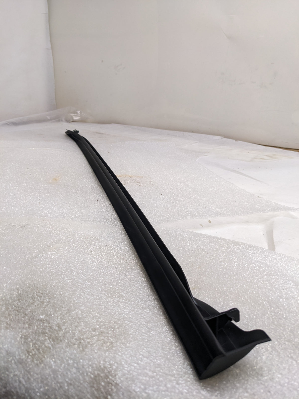 PORSCHE 9J1837639 DOOR SEAL SILL LH LOWER FOR 2020-2023 TAYCAN NEW R20