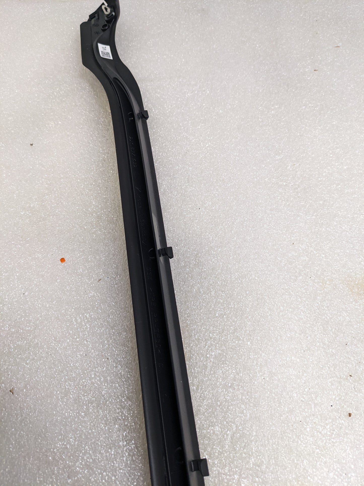 PORSCHE 9J1837639 DOOR SEAL SILL LH LOWER FOR 2020-2023 TAYCAN NEW R20