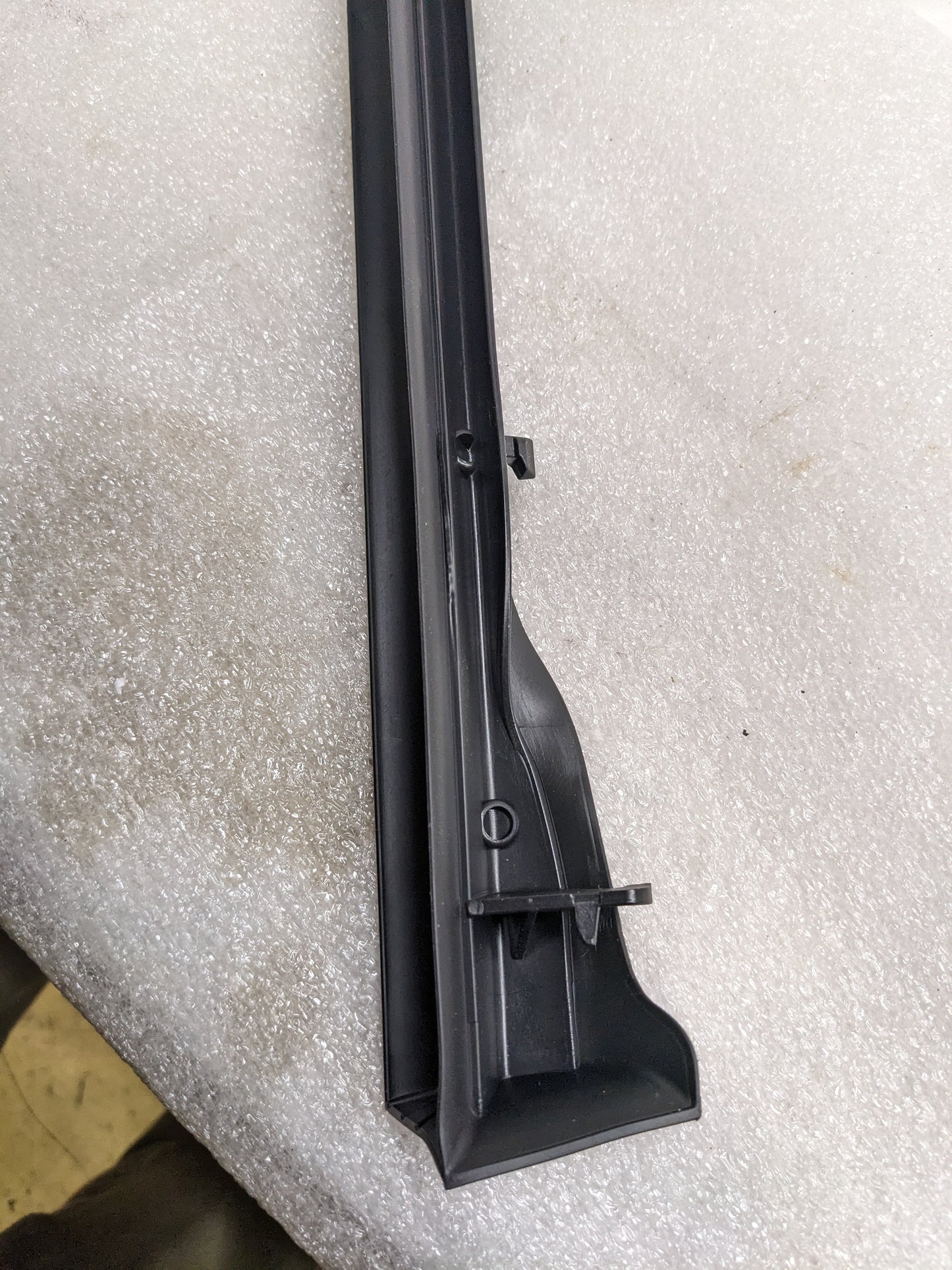 PORSCHE 9J1837639 DOOR SEAL SILL LH LOWER FOR 2020-2023 TAYCAN NEW R20