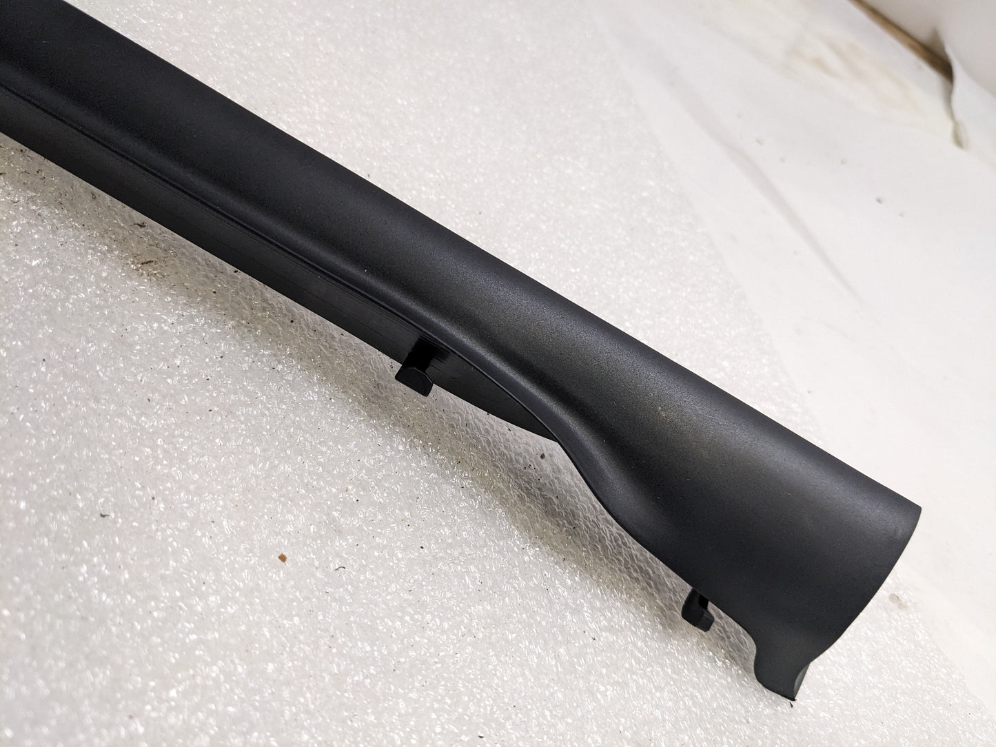 PORSCHE 9J1837639 DOOR SEAL SILL LH LOWER FOR 2020-2023 TAYCAN NEW R20