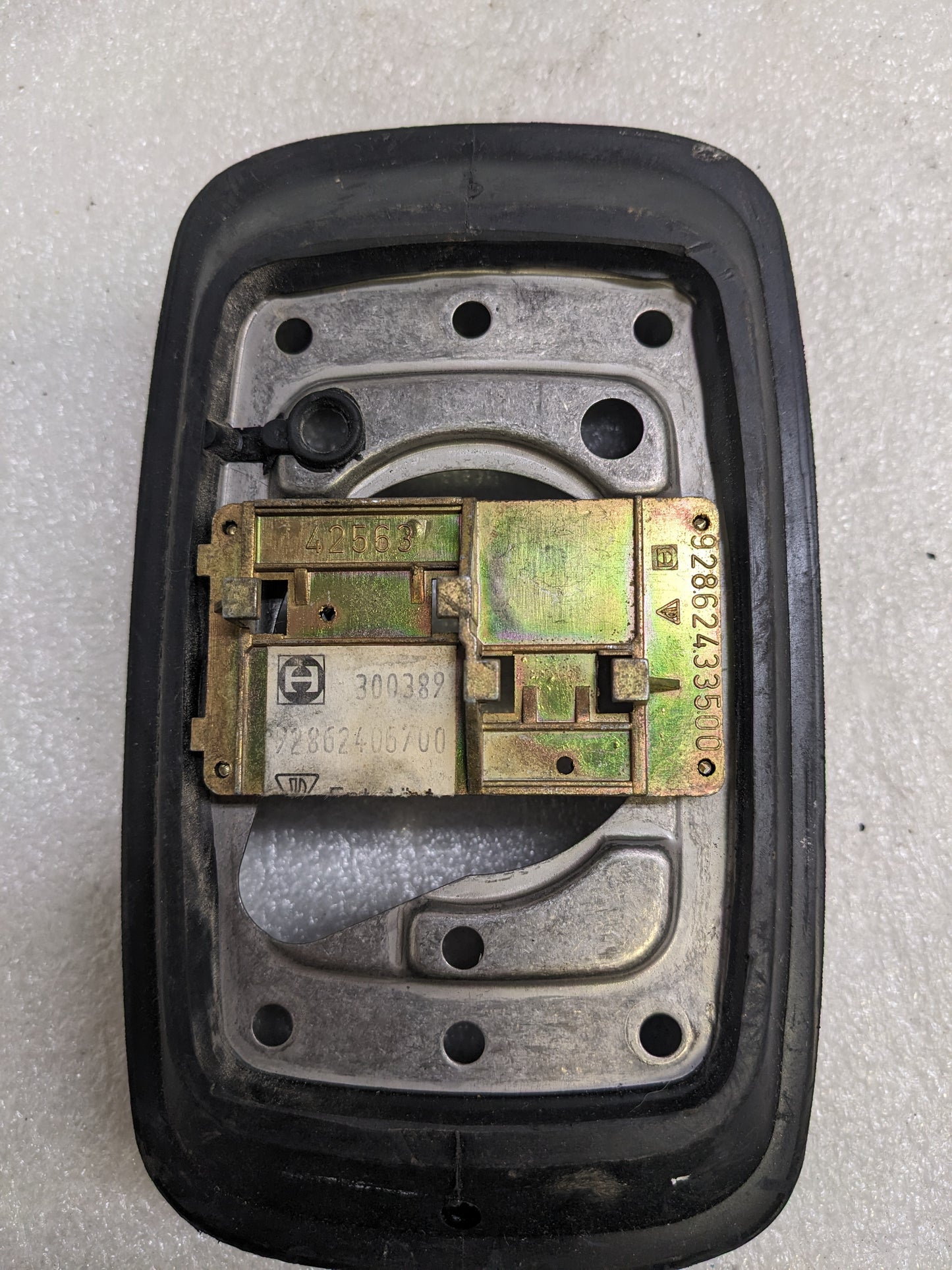 PORSCHE 94473104101 MIRROR COVER HOUSING LEFT FOR 911/928/944/924 USED R23T6