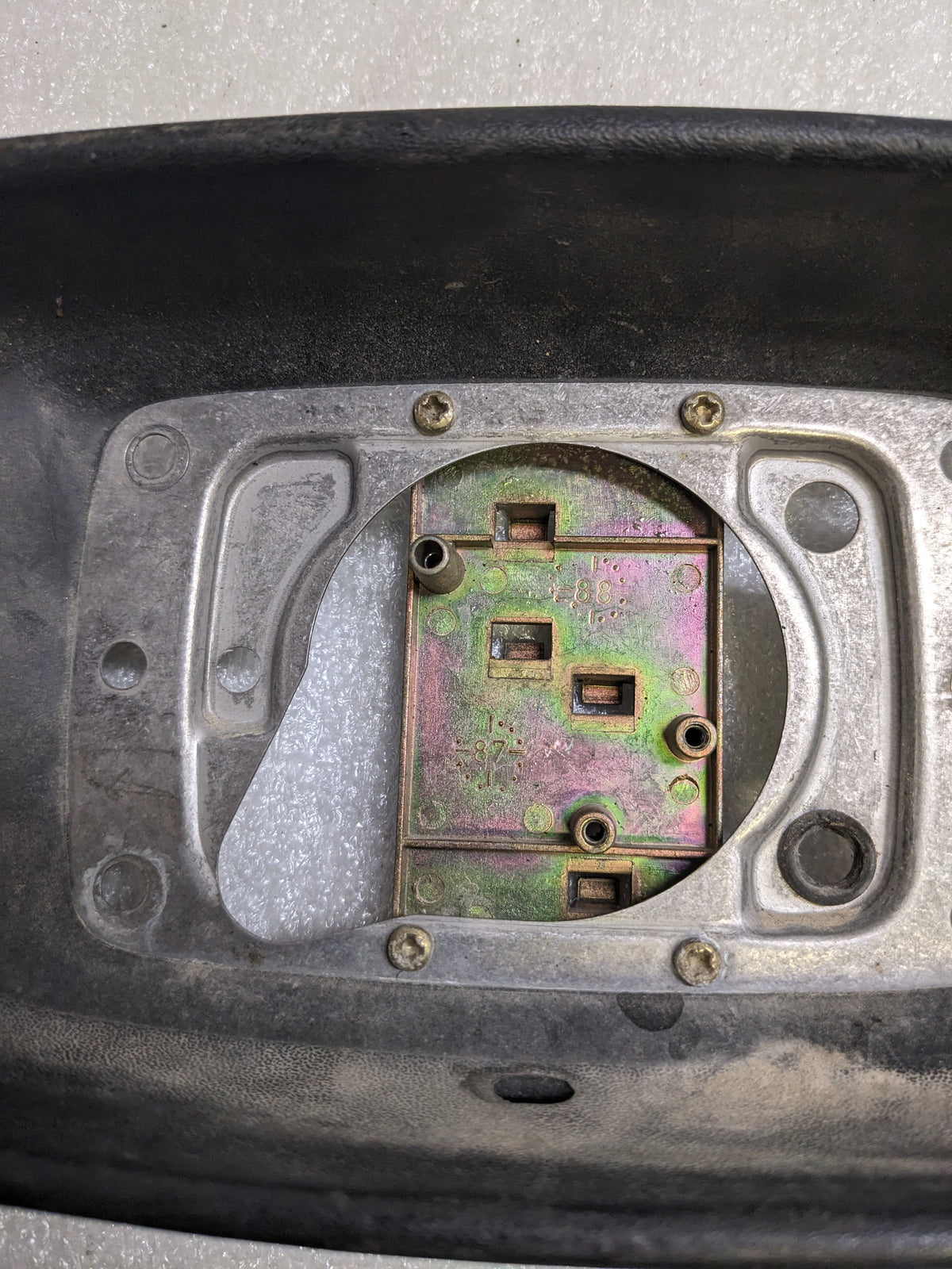 PORSCHE 94473104101 MIRROR COVER HOUSING LEFT FOR 911/928/944/924 USED R23T6