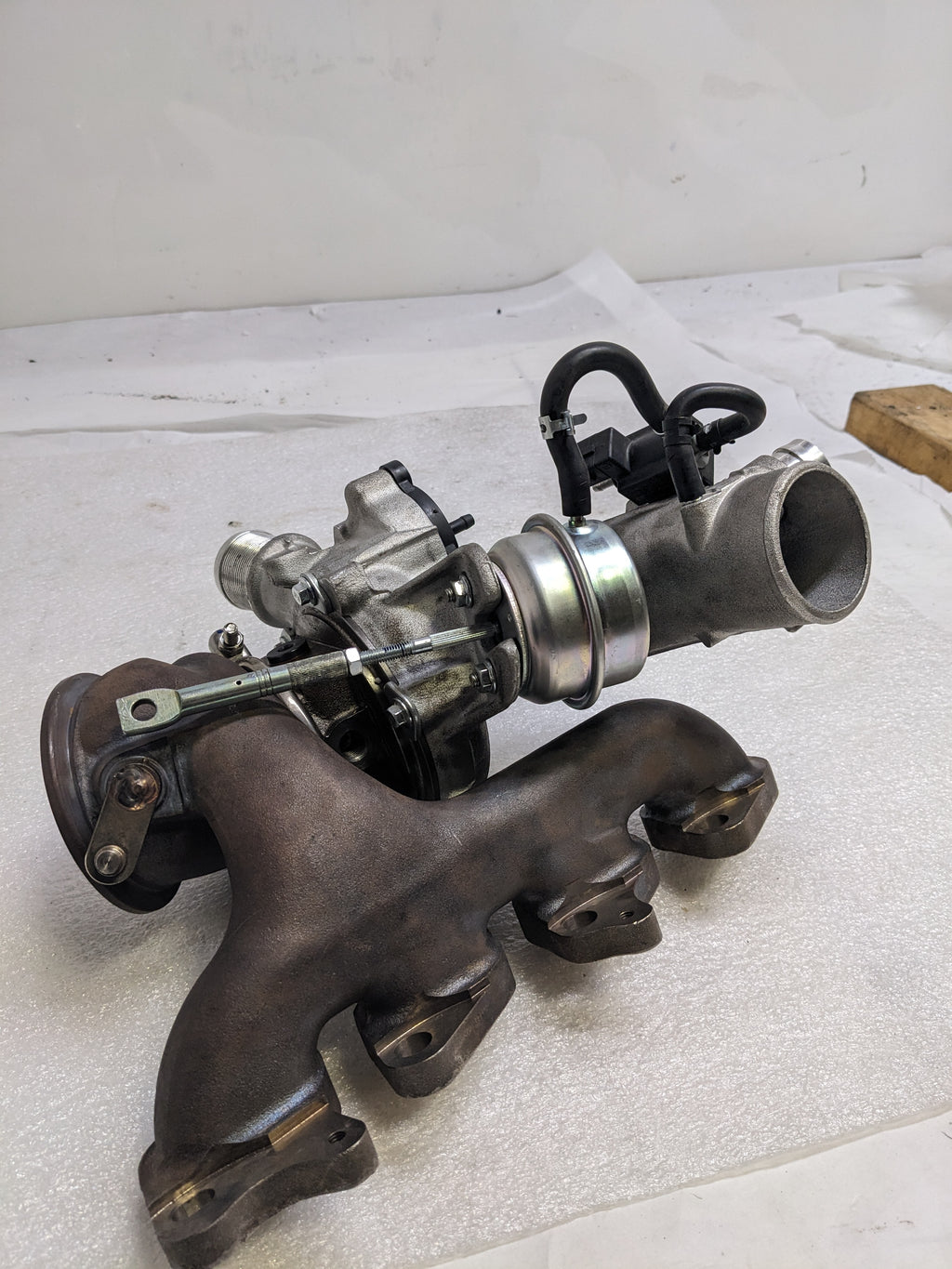 GENUINE GM 55565353 TURBOCHARGER 18.6 X 16.6 X 12.4 INCHES NEW E2