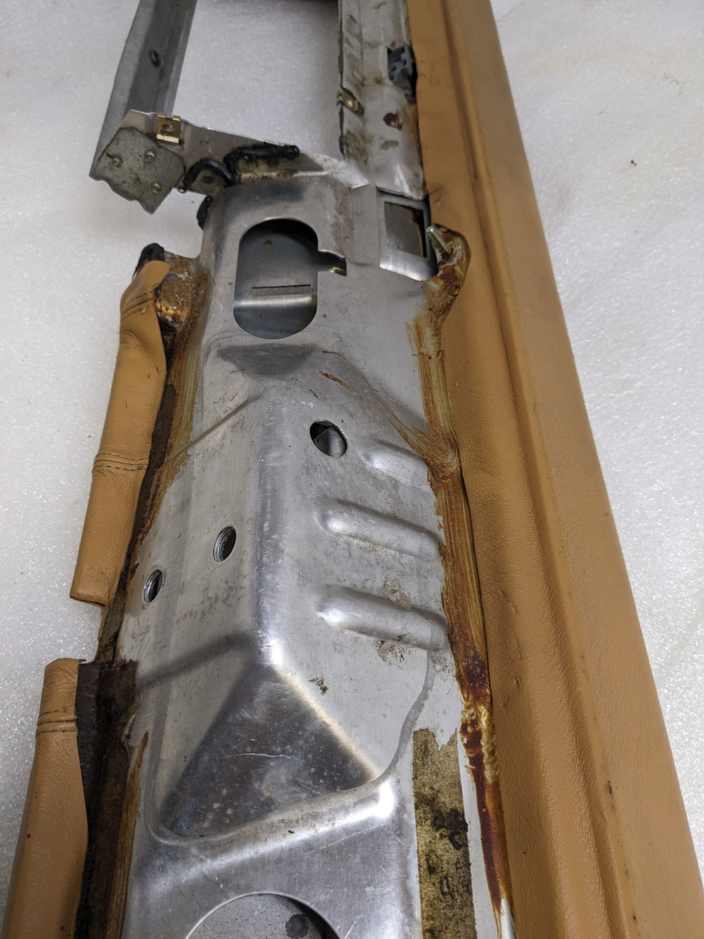 PORSCHE BEIGE LEAHTER LOWER DASH PANEL FOR 993 USED SR