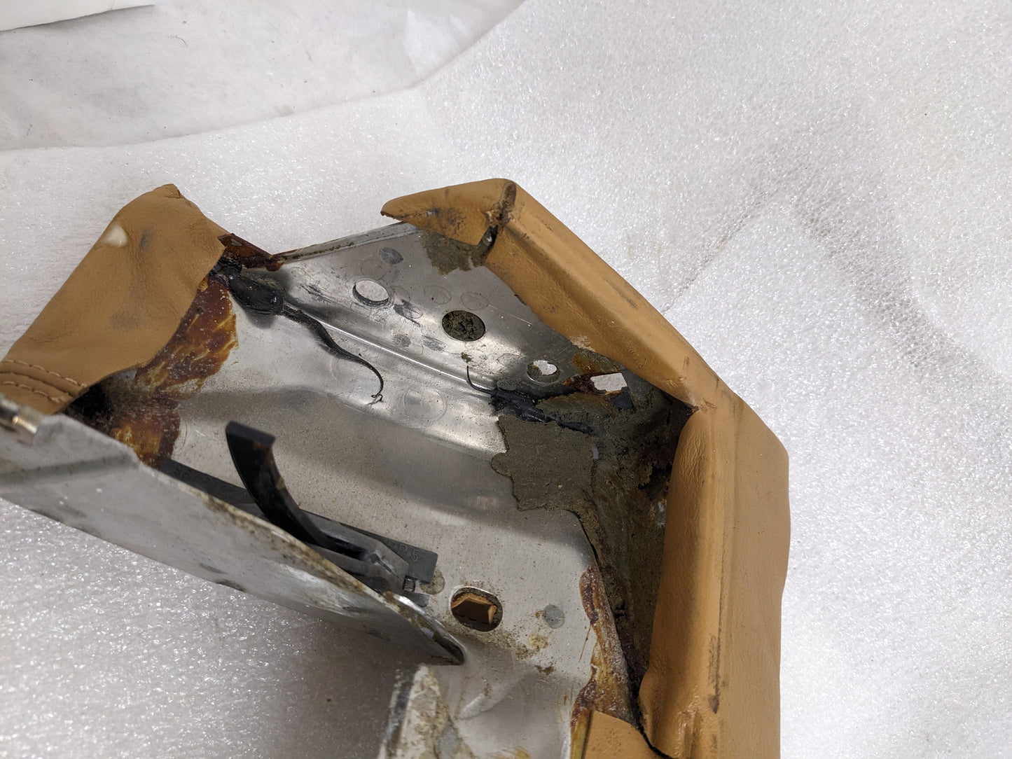 PORSCHE BEIGE LEAHTER LOWER DASH PANEL FOR 993 USED SR