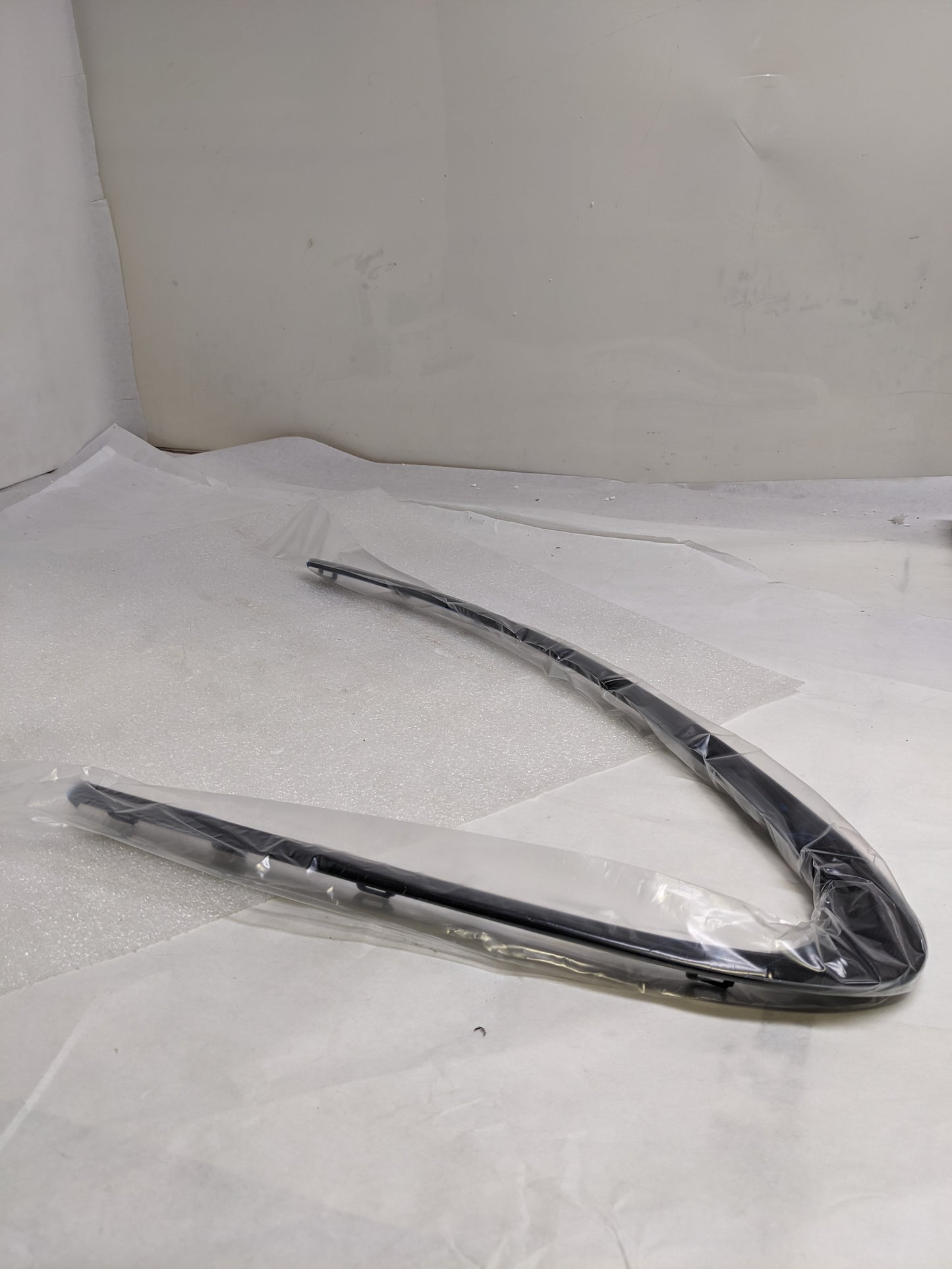 PORSCHE 95855999502GW1 GLASS MOLDING FOR 2014-2018 CAYENNE BLACK NEW R23