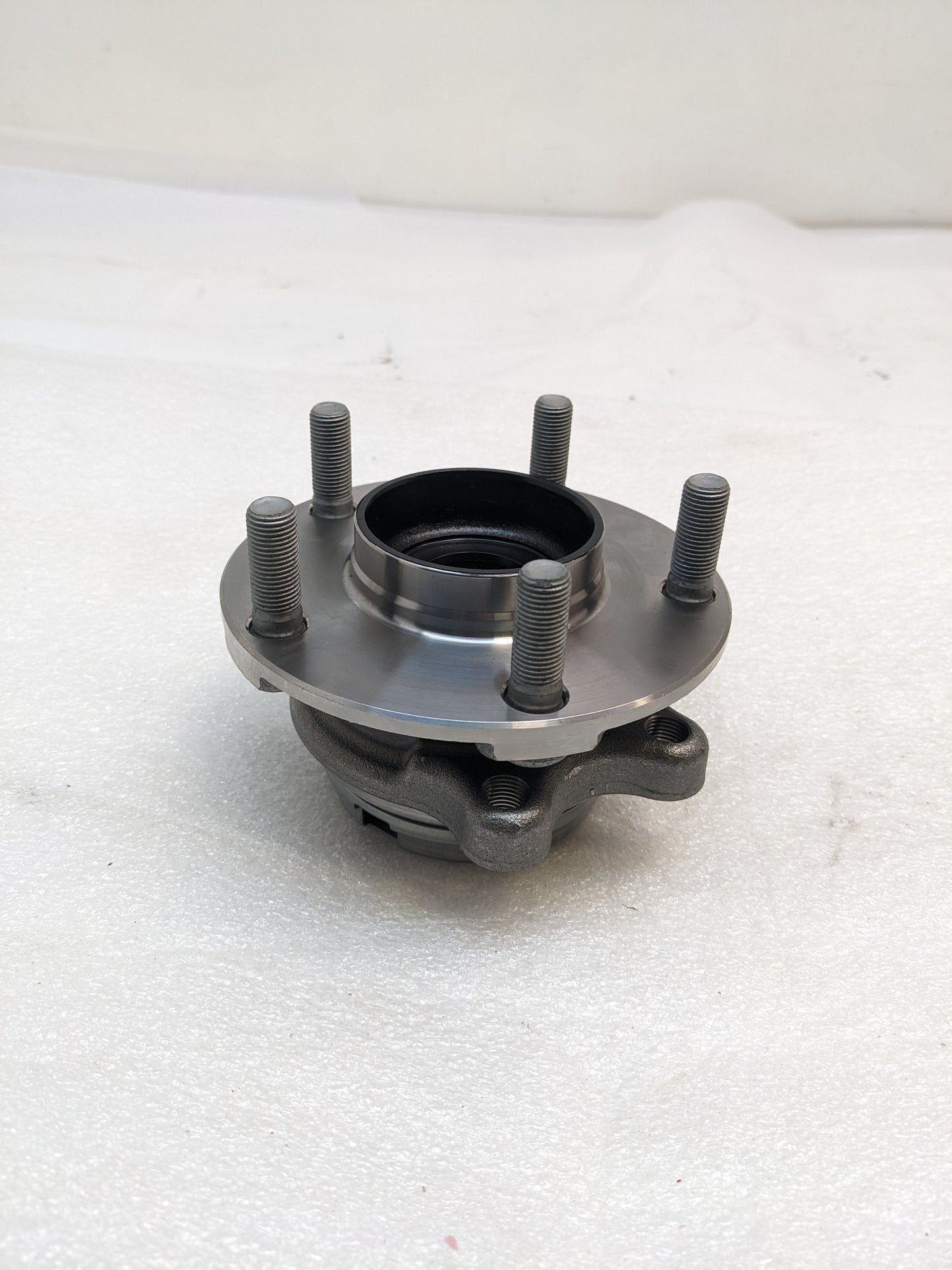 NISSAN 40202-EG06C HUB ROAD WHEEL FRONT NEW R11TB