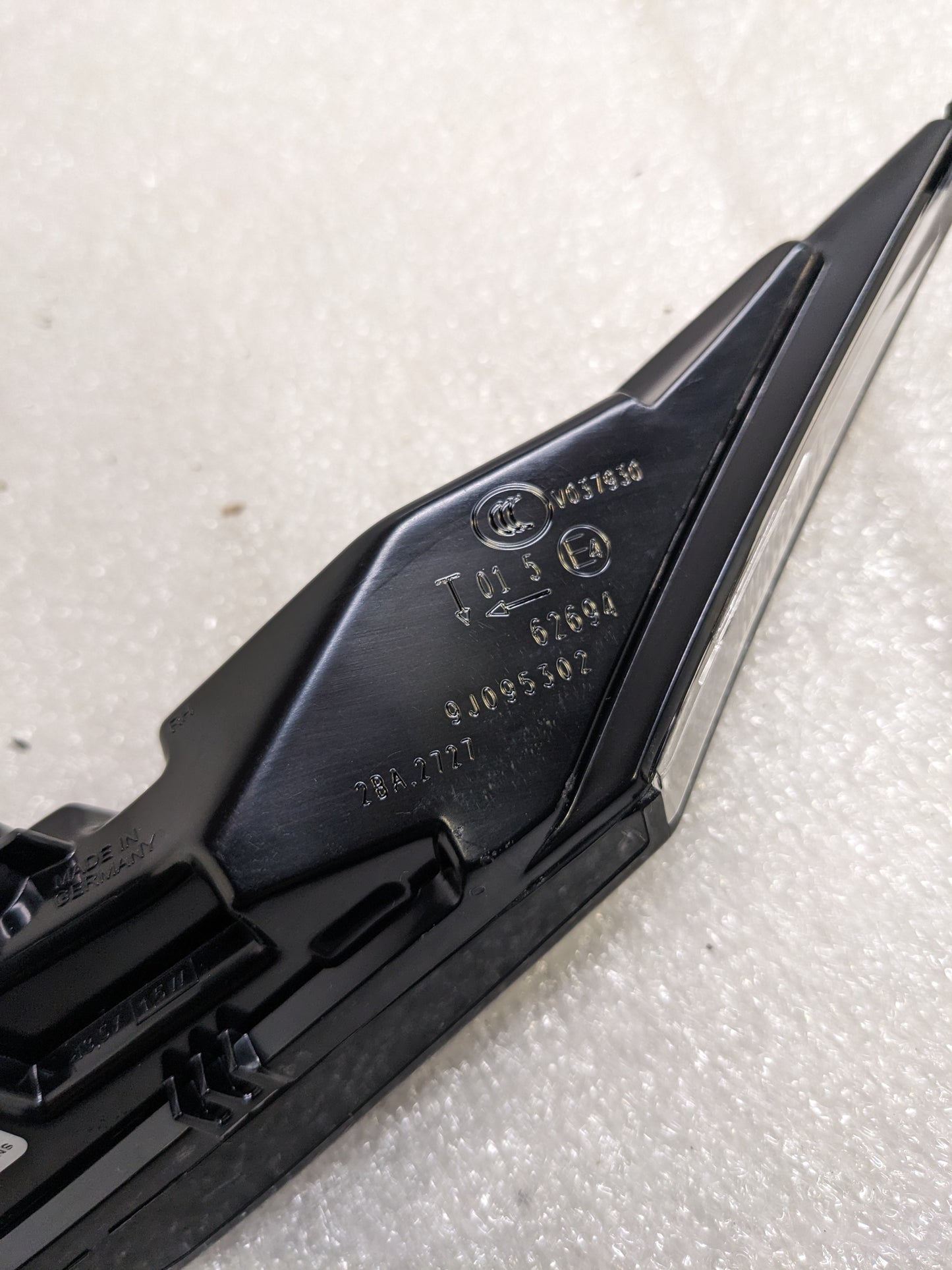 PORSCHE 9J0953042B TURN SIGNAL REPEATER RIGHT NEW R23T6