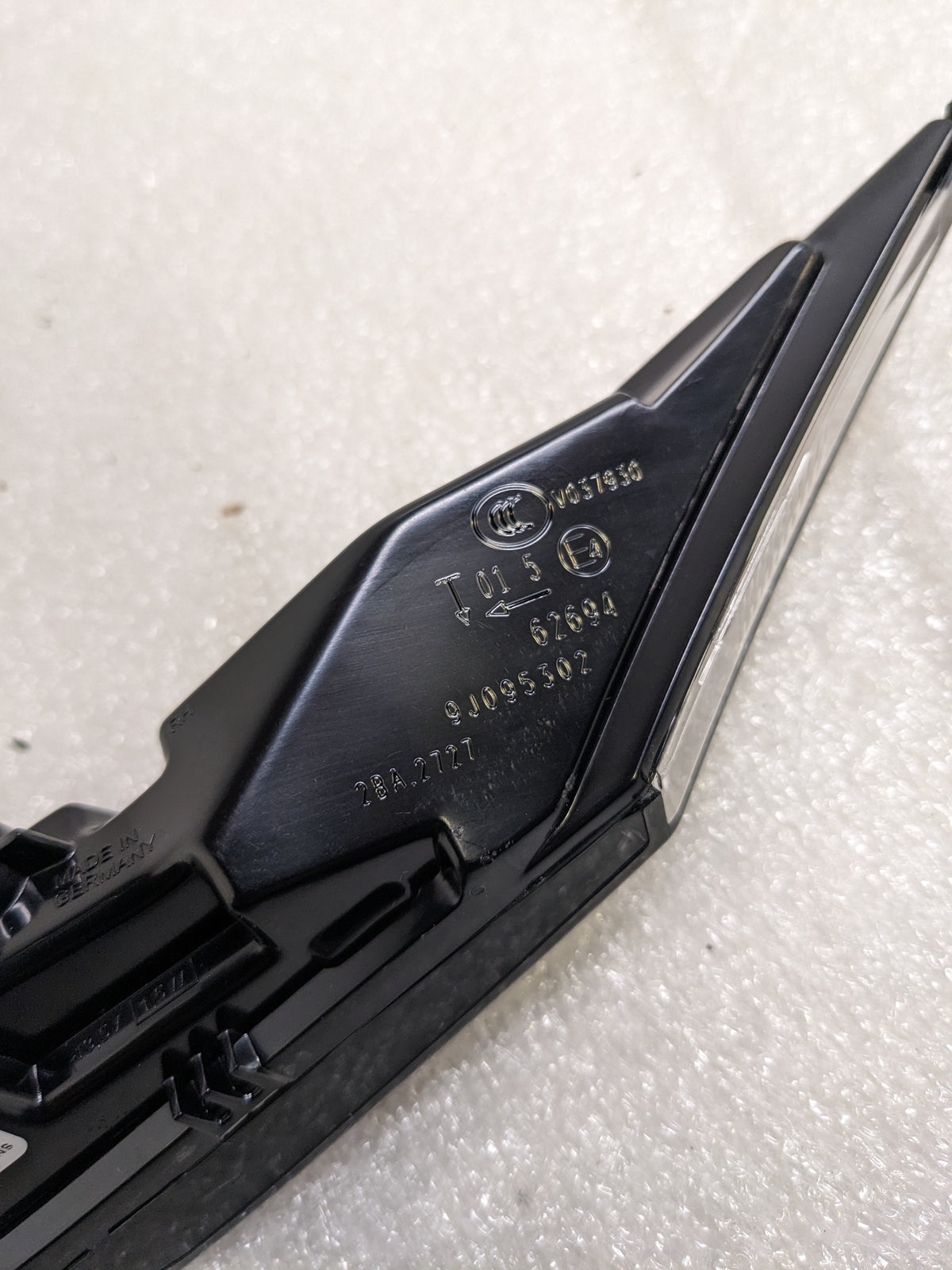 PORSCHE 9J0953042B TURN SIGNAL REPEATER RIGHT NEW R23T6