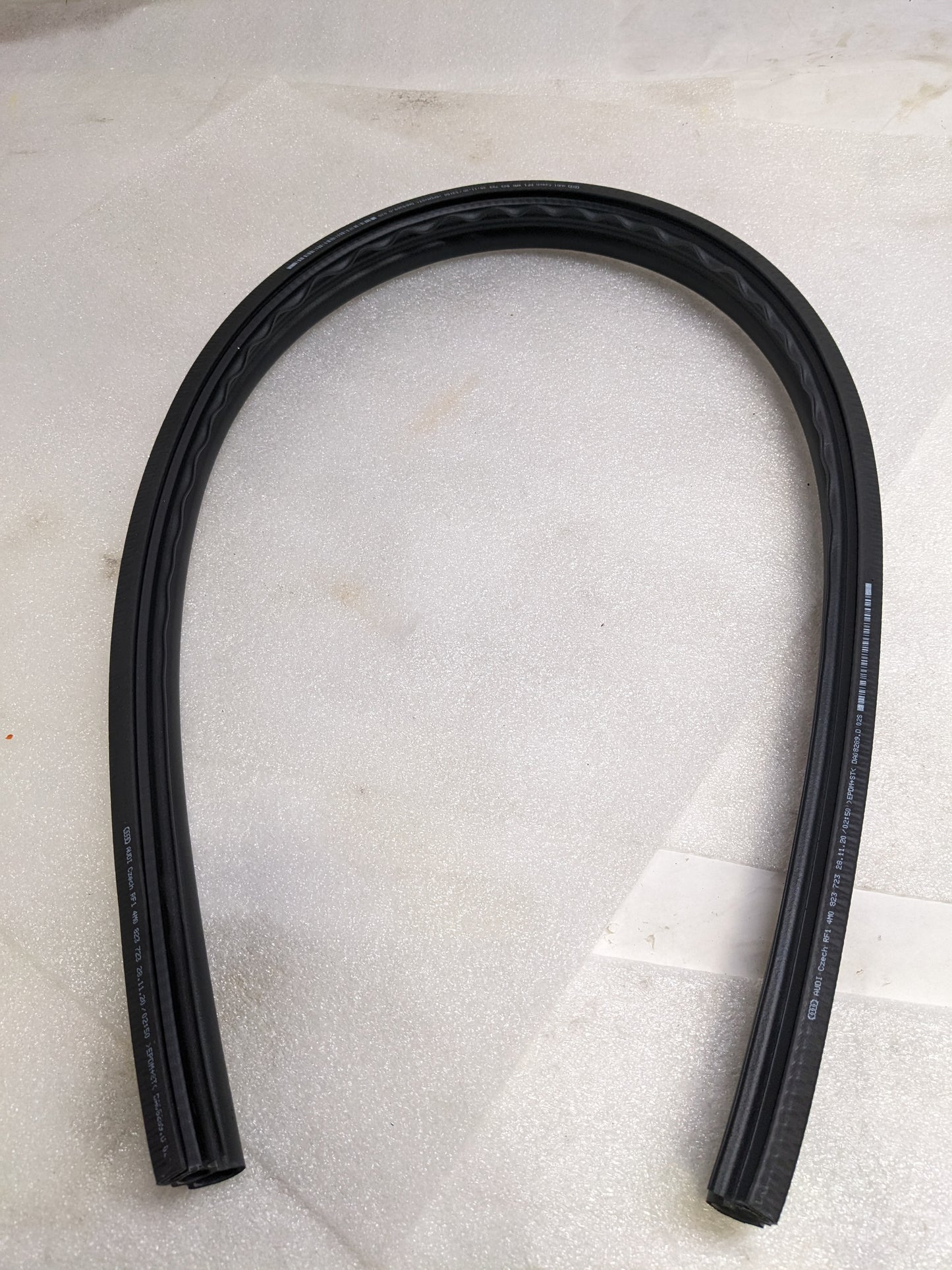 PORSCHE 95882372300 COWL COVER SEAL FOR 2019-2023 CAYENNE NEW R21