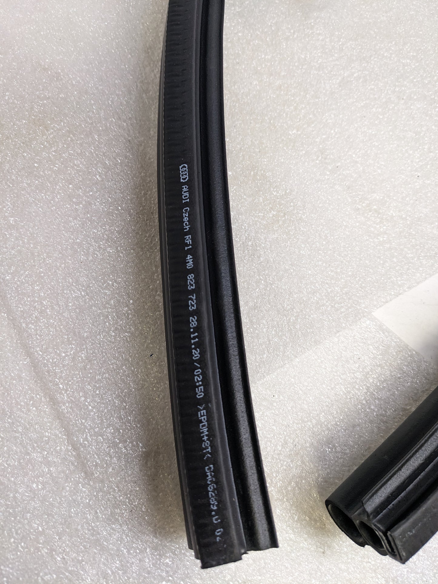 PORSCHE 95882372300 COWL COVER SEAL FOR 2019-2023 CAYENNE NEW R21