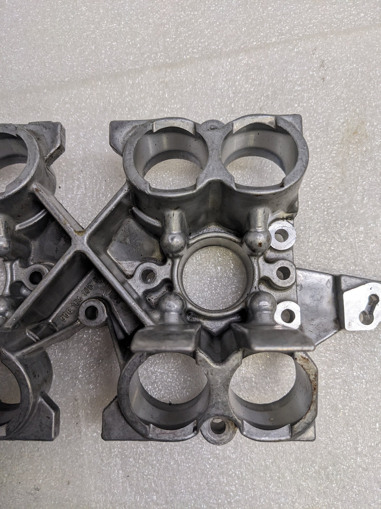 PORSCHE 9961041058R CAMSHAFT FOLLOWER HOUSING FOR 1999-2001 BOXSTER/911 USED R14