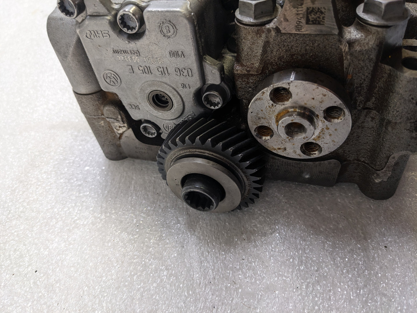 VW/AUDI 03Q103537B ENGINE OIL PUMP BALANCE SHAFT WITH OIL PUMP PICKUP TUBE A6 C6 I2