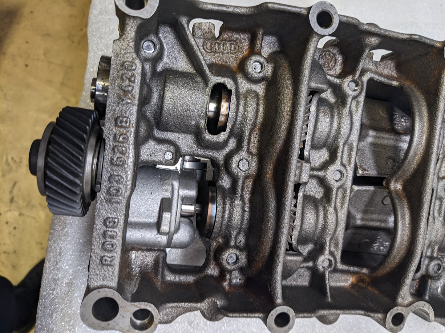 VW/AUDI 03Q103537B ENGINE OIL PUMP BALANCE SHAFT WITH OIL PUMP PICKUP TUBE A6 C6 I2