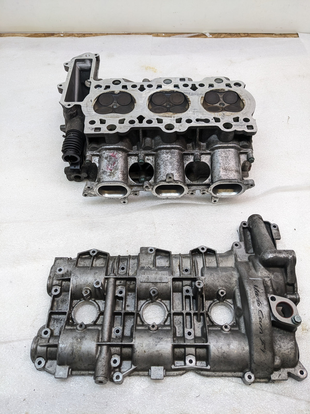 PORSCHE 9961041391R/9961042270R CYLINDER HEAD W/ CYLINDER HEAD COVER FOR 1997-1999 BOXSTER CONVERTIBLE USED B2