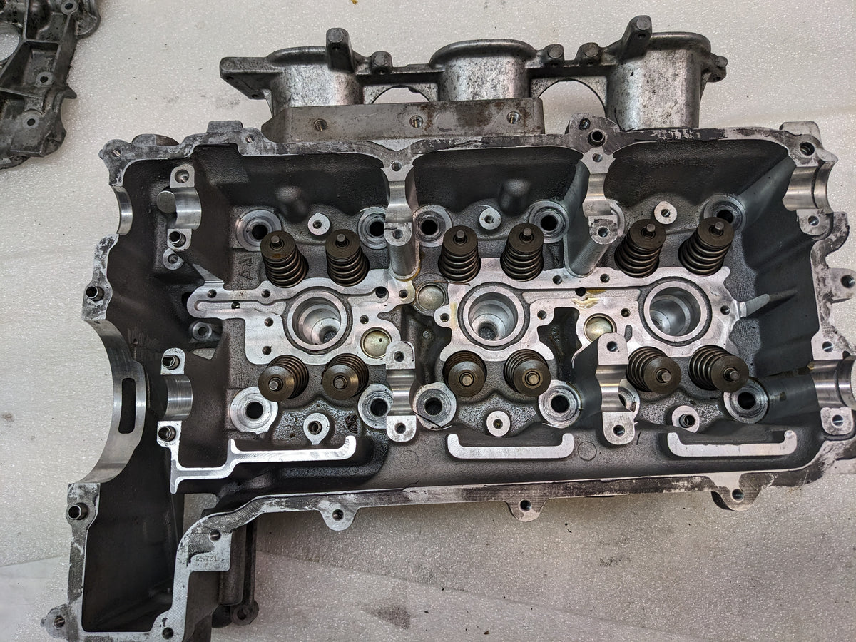 PORSCHE 9961041391R/9961042270R CYLINDER HEAD W/ CYLINDER HEAD COVER FOR 1997-1999 BOXSTER CONVERTIBLE USED B2