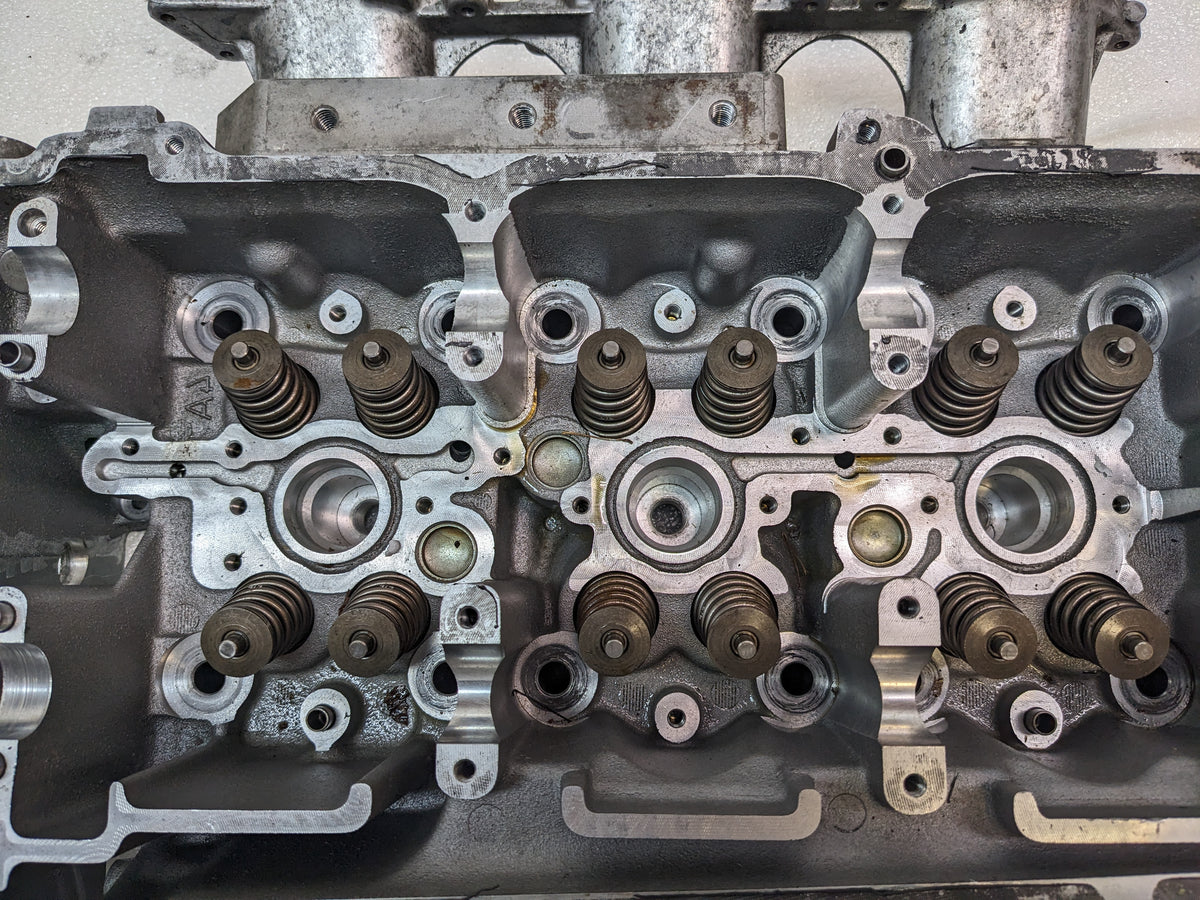 PORSCHE 9961041391R/9961042270R CYLINDER HEAD W/ CYLINDER HEAD COVER FOR 1997-1999 BOXSTER CONVERTIBLE USED B2