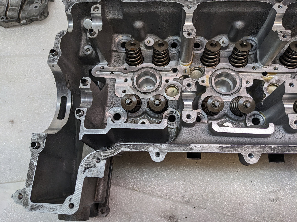PORSCHE 9961041391R/9961042270R CYLINDER HEAD W/ CYLINDER HEAD COVER FOR 1997-1999 BOXSTER CONVERTIBLE USED B2