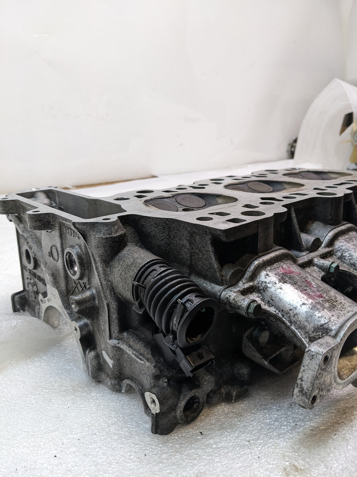PORSCHE 9961041391R/9961042270R CYLINDER HEAD W/ CYLINDER HEAD COVER FOR 1997-1999 BOXSTER CONVERTIBLE USED B2