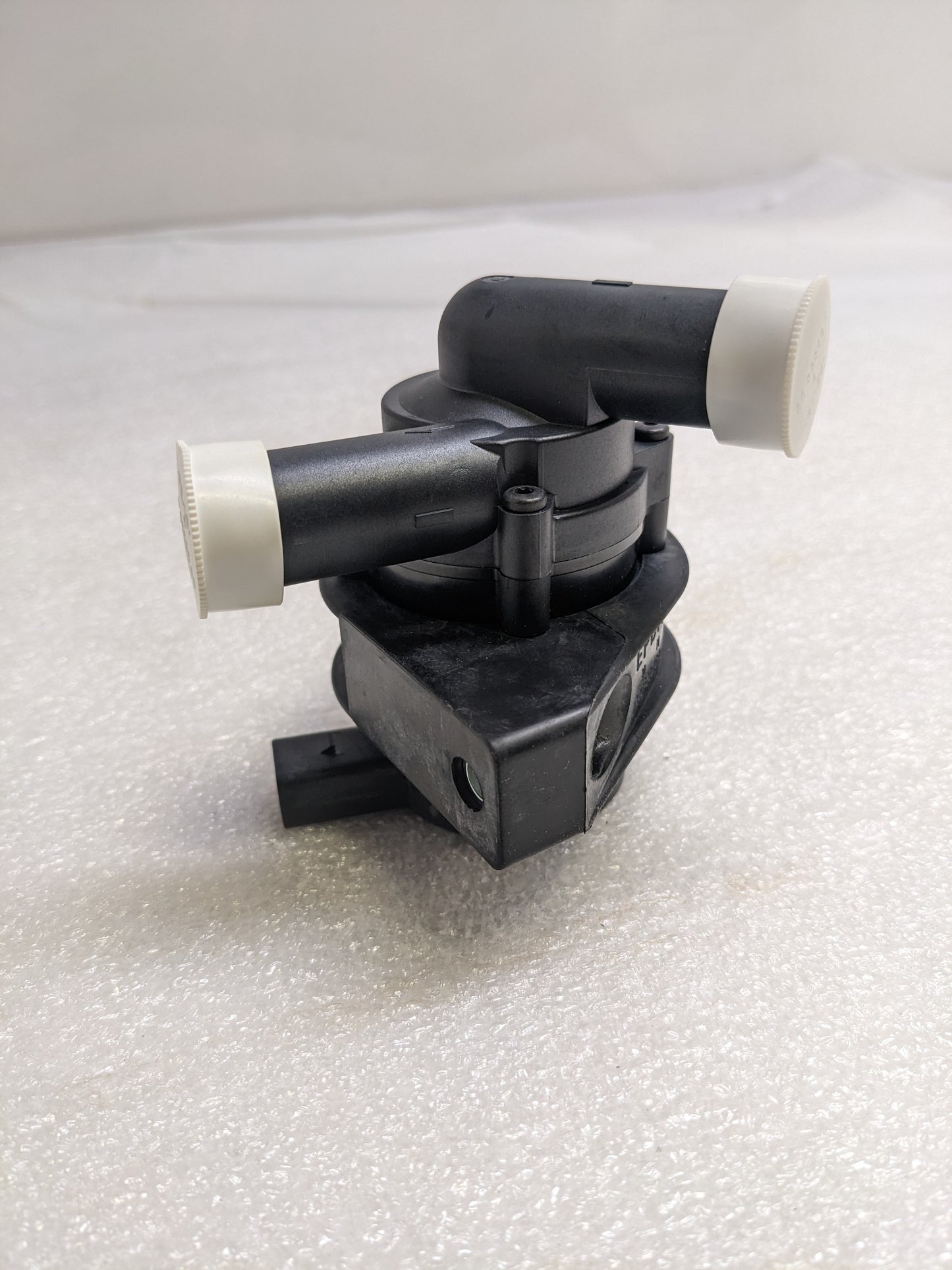 PORSCHE 95557215003 WATER PUMP FOR 2003-2006 CAYENNE NEW R23T2