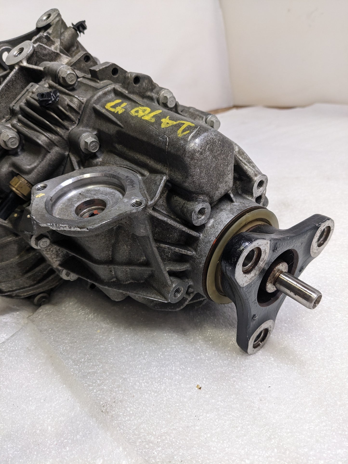 CADILLAC 23358799 AUTOMATIC TRANSMISSION TRANSFER CASE FOR 2016-2019 CADILLAC CT6 USED I2