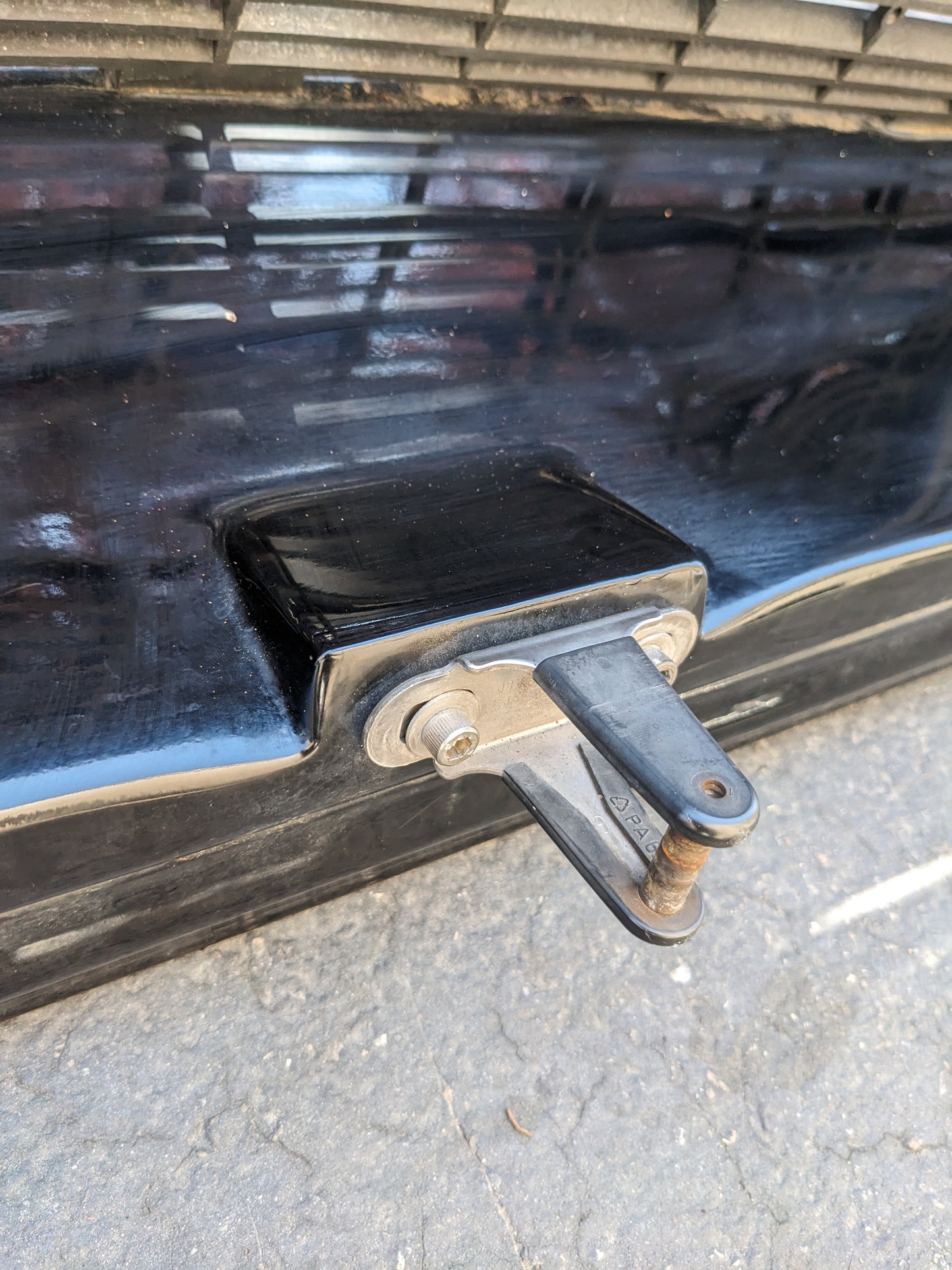 DAMAGED PORSCHE REAR SPOILER WING & GRILLE ASSEMBLY BLACK FOR 95-98 993 USED B2