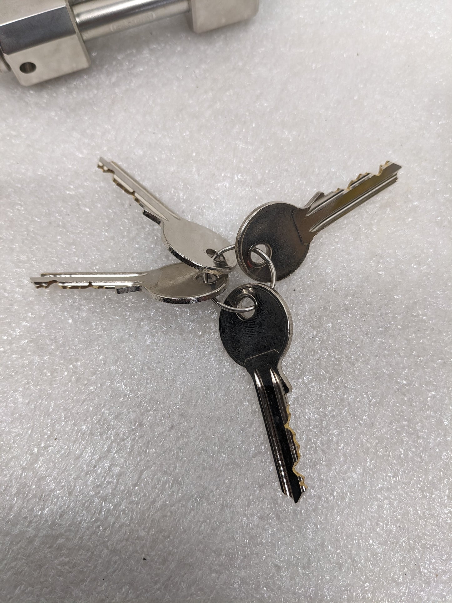 UNITED RENTALS KEYED UNIT LOCK (2-PACK) SILVER W/ 4 KEYS PER LOCK NEW R13