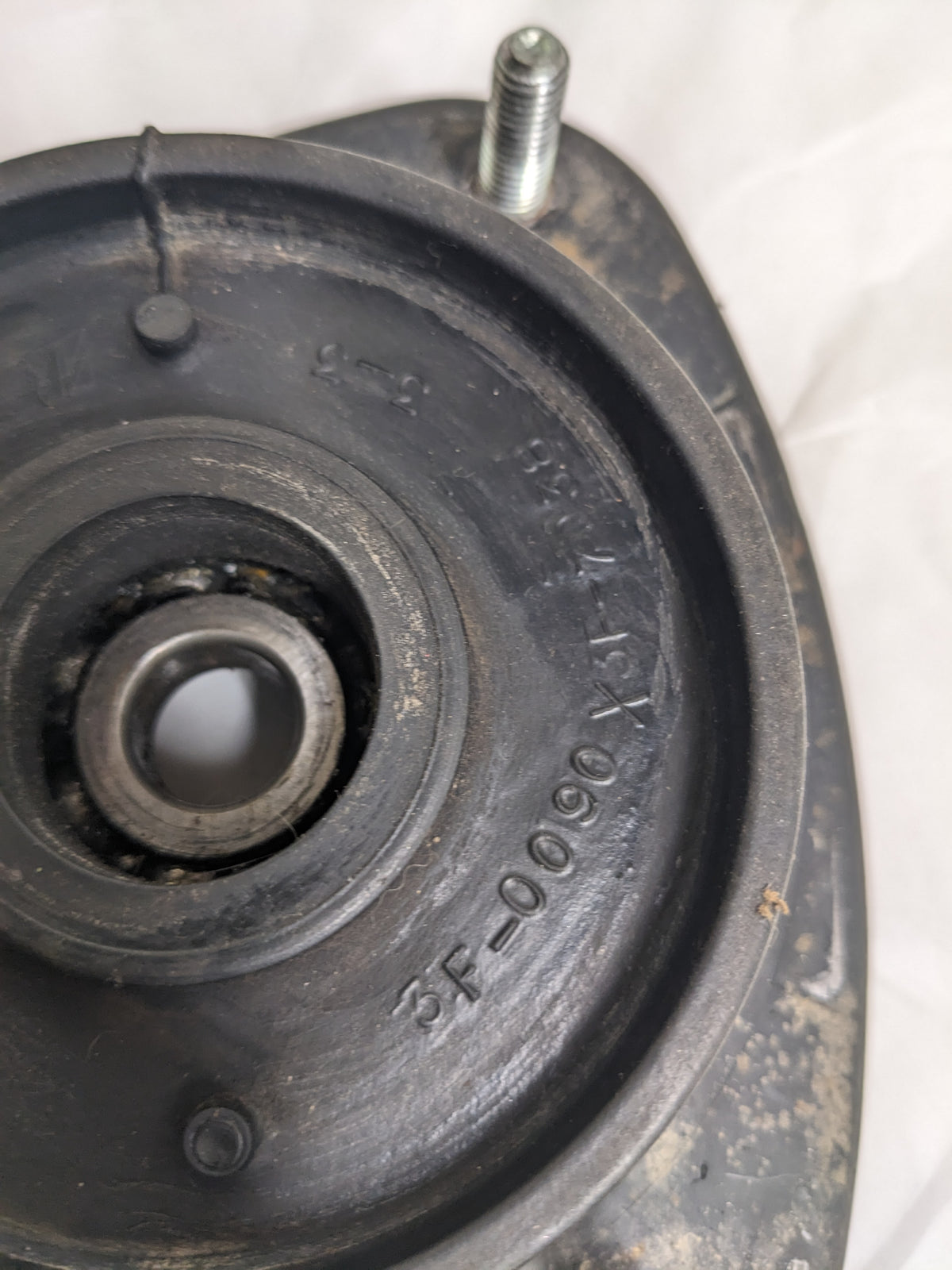 SUBARU FRONT SUSPENSION STRUT MOUNT NEW PAIR R4TB