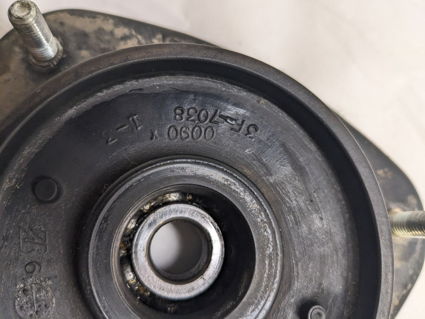 SUBARU FRONT SUSPENSION STRUT MOUNT NEW PAIR R4TB
