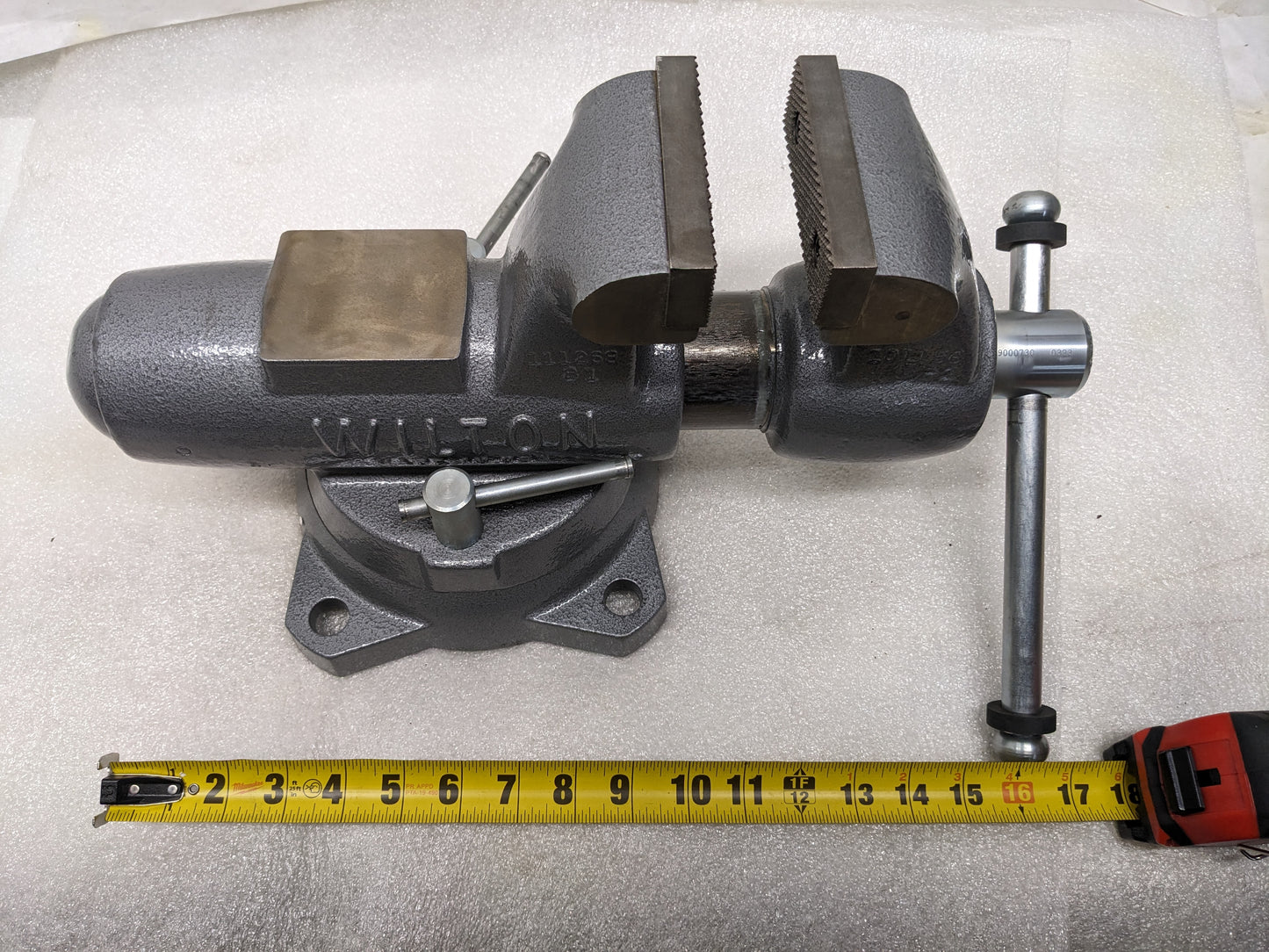 WILTON 28831 BENCH VISE 400 W/ SWIVEL BASE 4" JAW WIDTH 6-1/2" OPEN CAP NEW H1