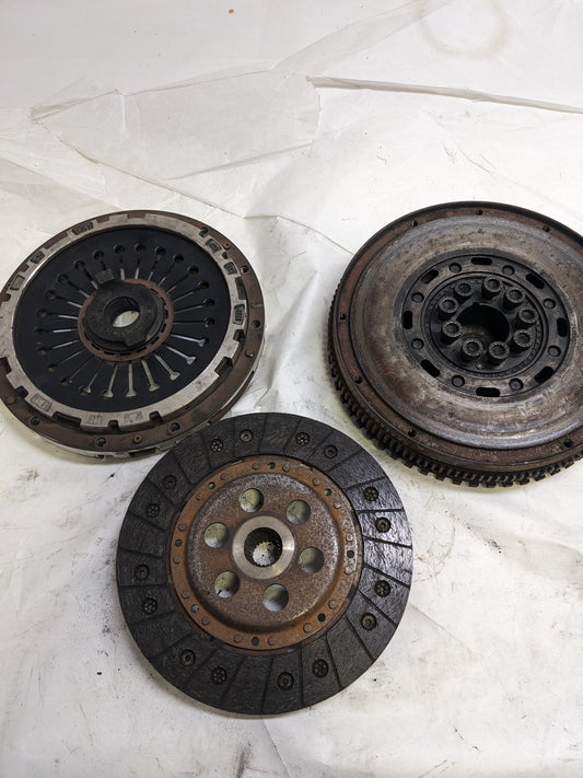 SACHS 96411602803 CLUTH KIT AND FLYWHEEL FOR 1994-1998 PORSCHE 911/996/964 USED R26