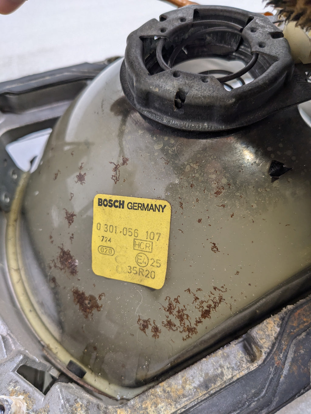 BOSCH 0301056107 LEFT HEADLIGHT HOUSING FOR 1972-1980 MERCEDES-BENZ S-CLASS W116 USED SRI