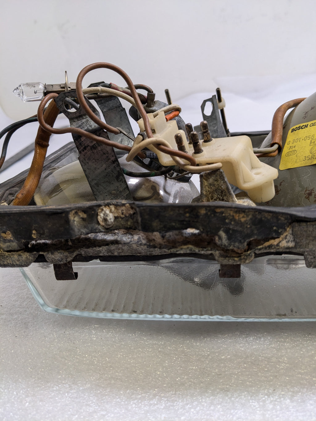 BOSCH 0301056107 LEFT HEADLIGHT HOUSING FOR 1972-1980 MERCEDES-BENZ S-CLASS W116 USED SRI