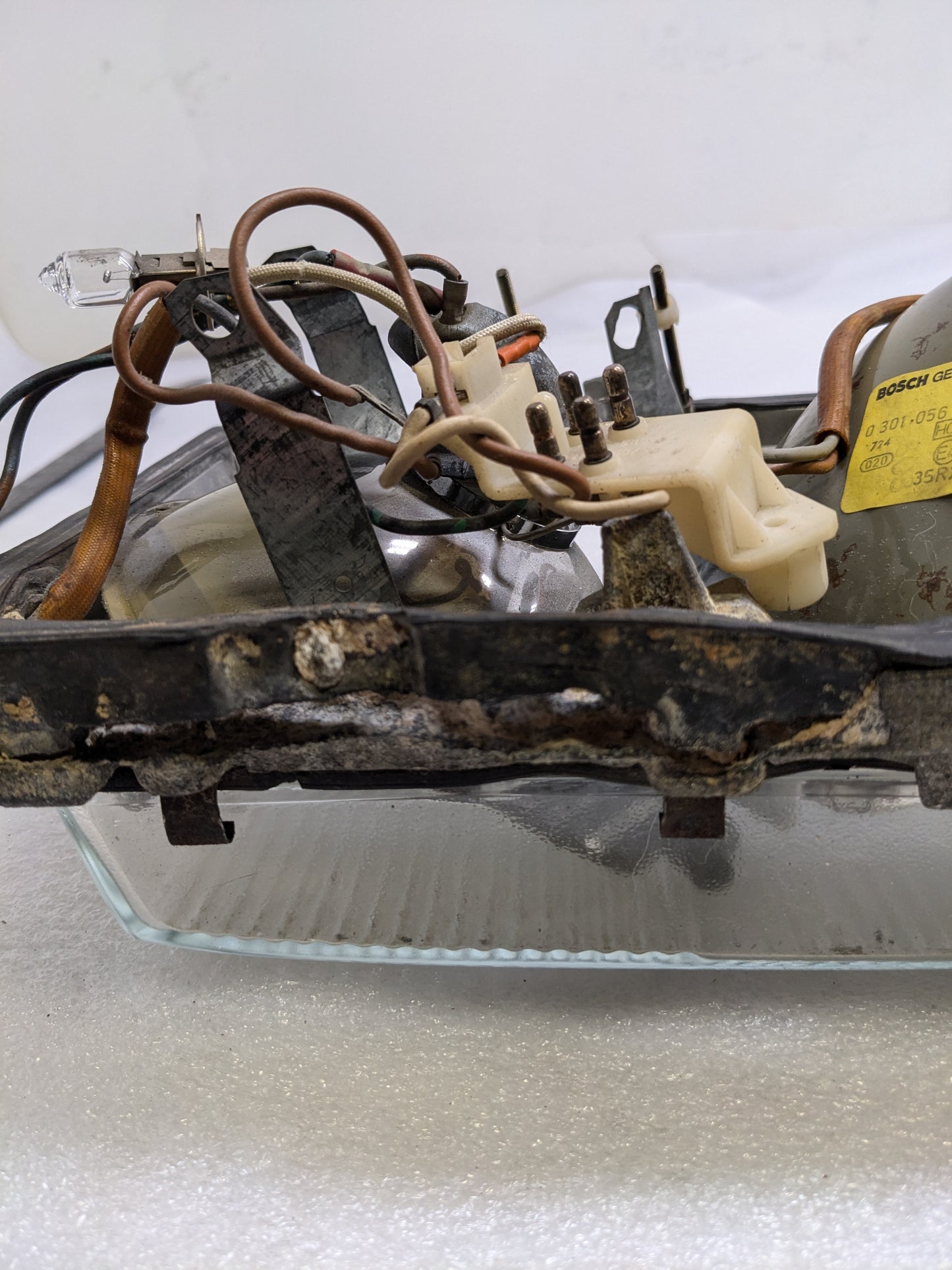 BOSCH 0301056107 LEFT HEADLIGHT HOUSING FOR 1972-1980 MERCEDES-BENZ S-CLASS W116 USED SRI