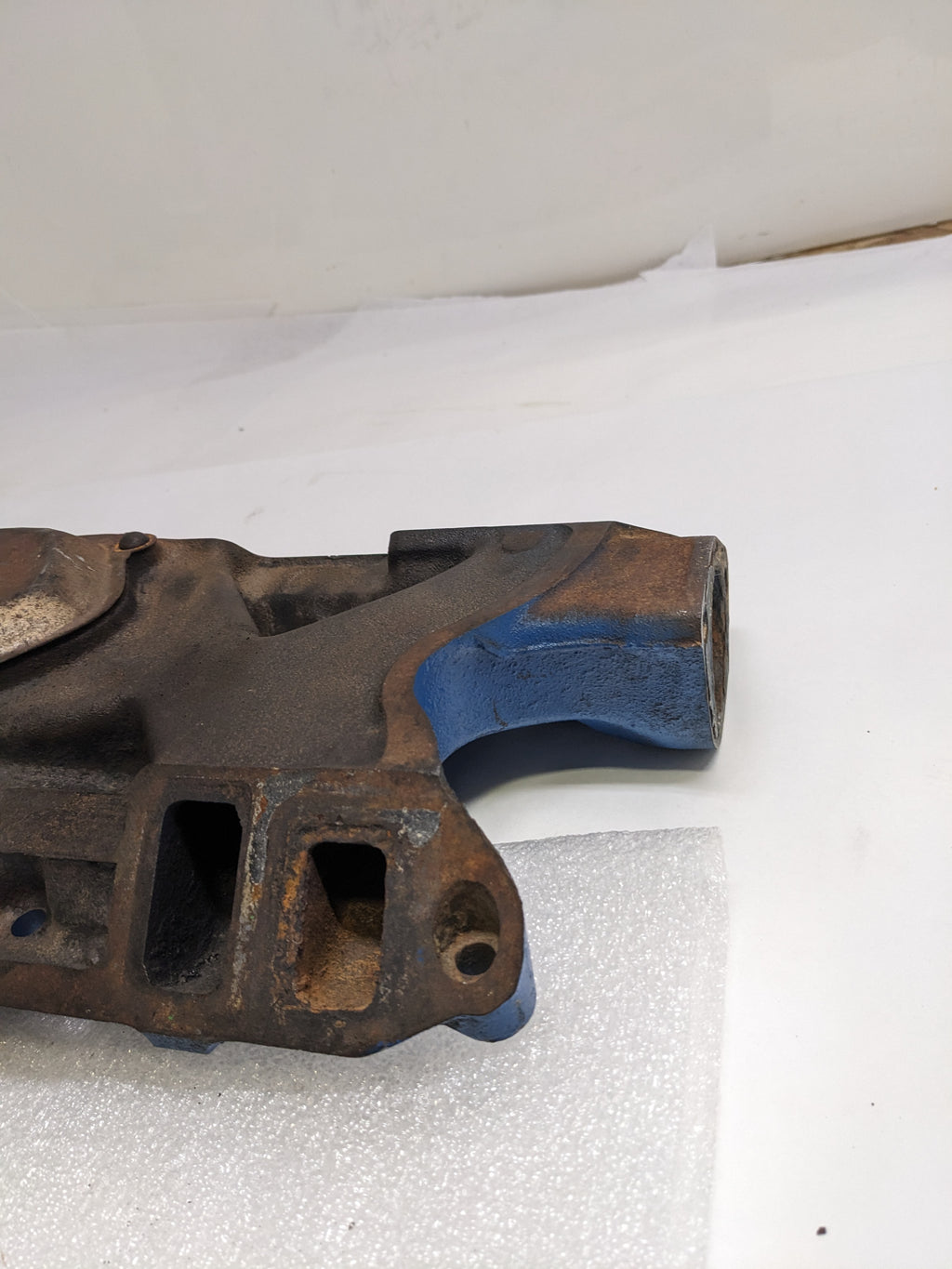 FORD C50E9425C INTAKE MANIFOLD 4 BARREL FOR 1965 FORD MUSTANG USED R10