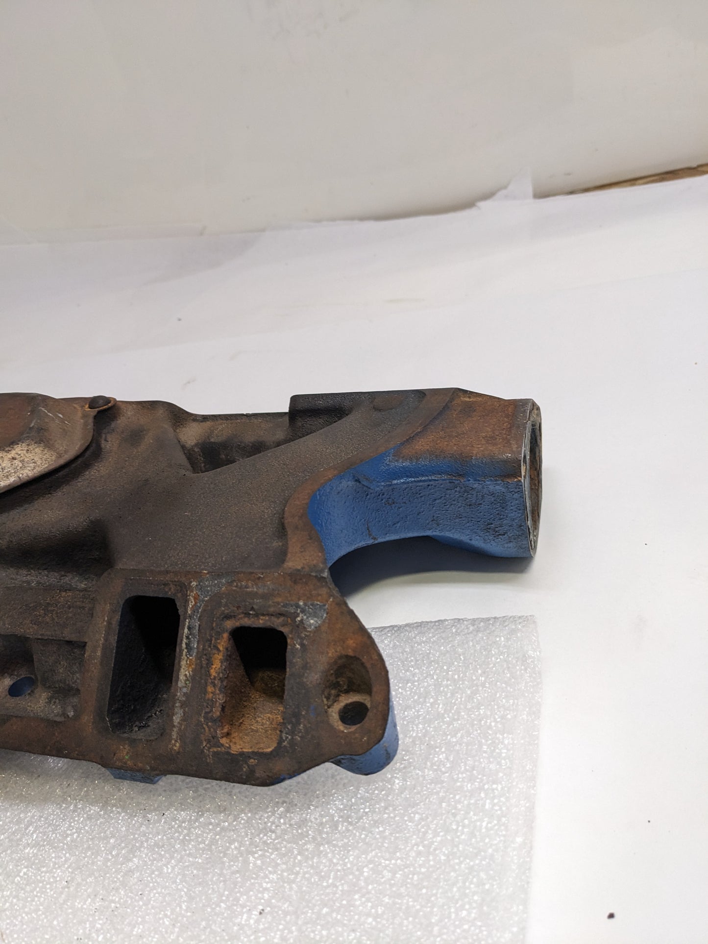 FORD C50E9425C INTAKE MANIFOLD 4 BARREL FOR 1965 FORD MUSTANG USED R10