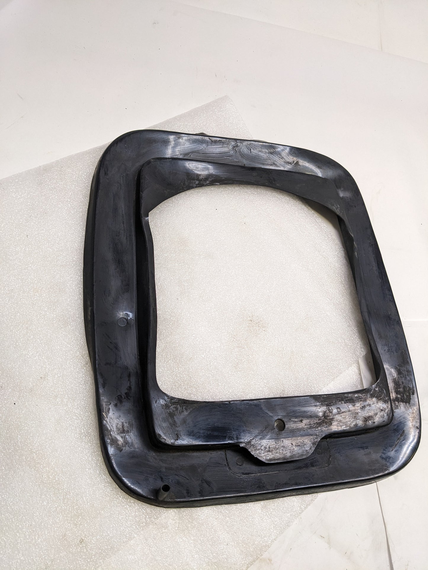 FORD C9ZZ-9B624 SHAKER HOOD AIR CLEANER SEAL FOR 1969-1970 FORD MUSTANG USED R6TG