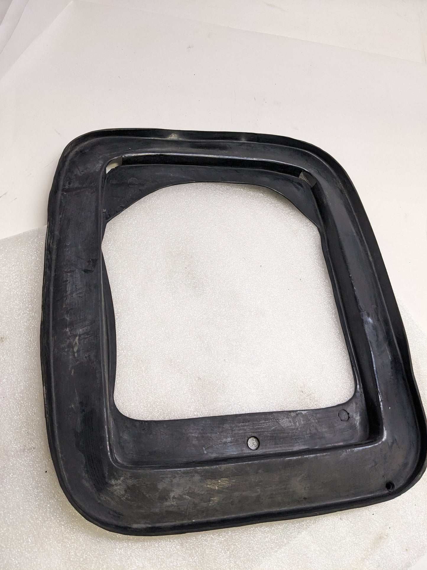 FORD C9ZZ-9B624 SHAKER HOOD AIR CLEANER SEAL FOR 1969-1970 FORD MUSTANG USED R6TG