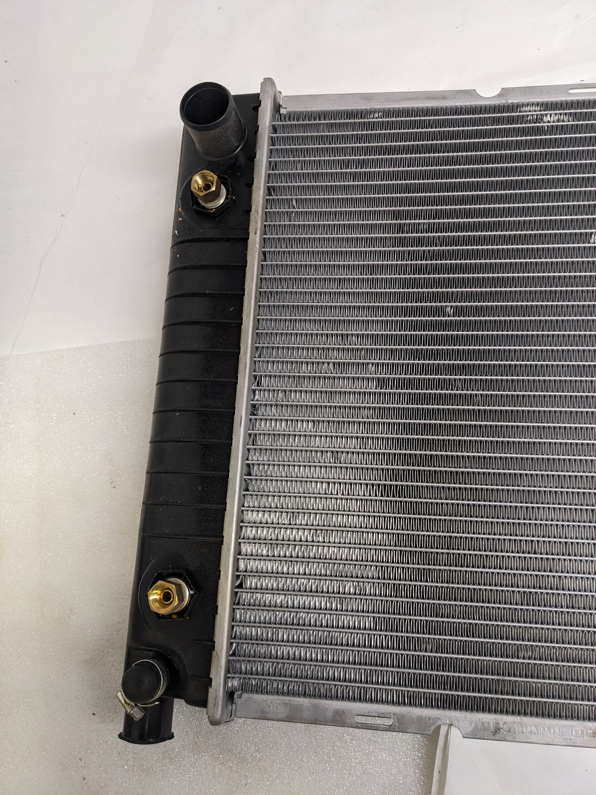 NISSENS 609881 RADIATOR FOR 1996-2000 GM FULL SIZE PICKUP AND SUB 34 X 17 CORE WITH ENGINE OIL COOLER NEW D1