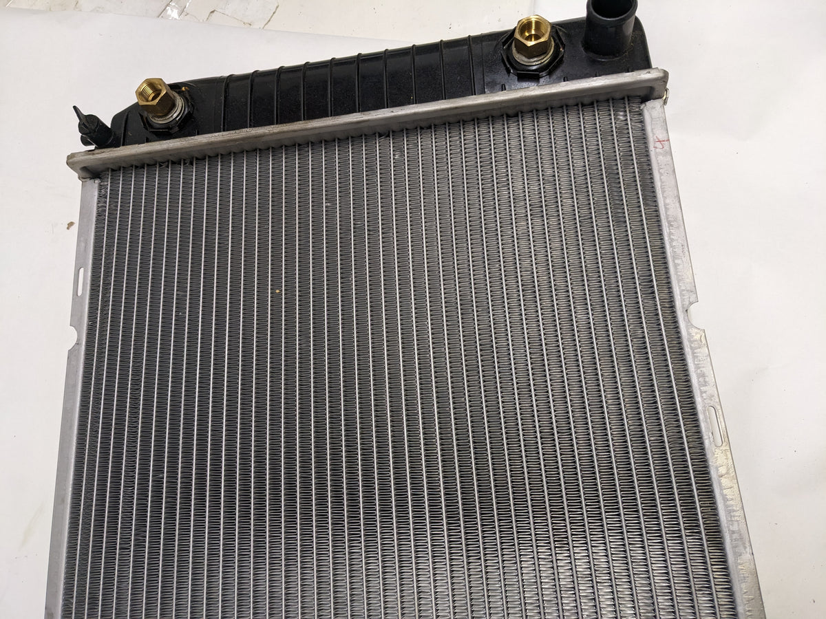 NISSENS 609881 RADIATOR FOR 1996-2000 GM FULL SIZE PICKUP AND SUB 34 X 17 CORE WITH ENGINE OIL COOLER NEW D1