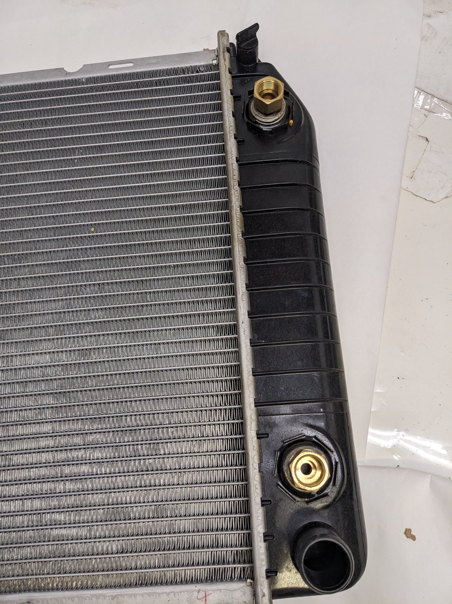 NISSENS 609881 RADIATOR FOR 1996-2000 GM FULL SIZE PICKUP AND SUB 34 X 17 CORE WITH ENGINE OIL COOLER NEW D1