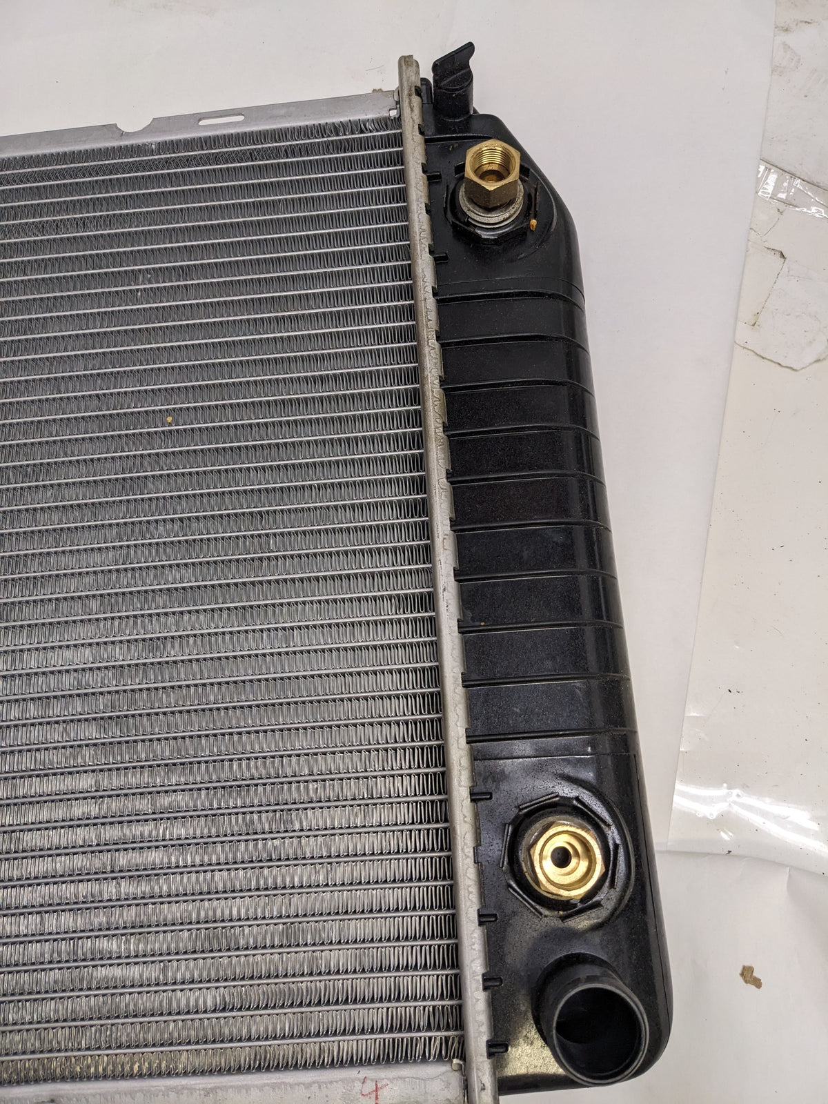 NISSENS 609881 RADIATOR FOR 1996-2000 GM FULL SIZE PICKUP AND SUB 34 X 17 CORE WITH ENGINE OIL COOLER NEW D1