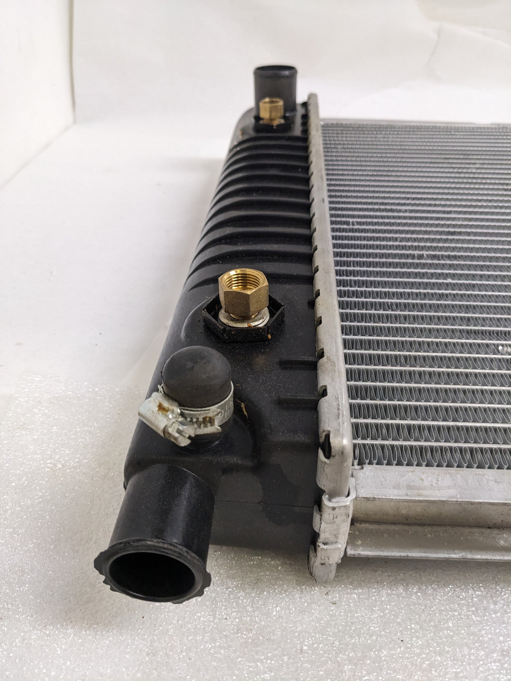 NISSENS 609881 RADIATOR FOR 1996-2000 GM FULL SIZE PICKUP AND SUB 34 X 17 CORE WITH ENGINE OIL COOLER NEW D1