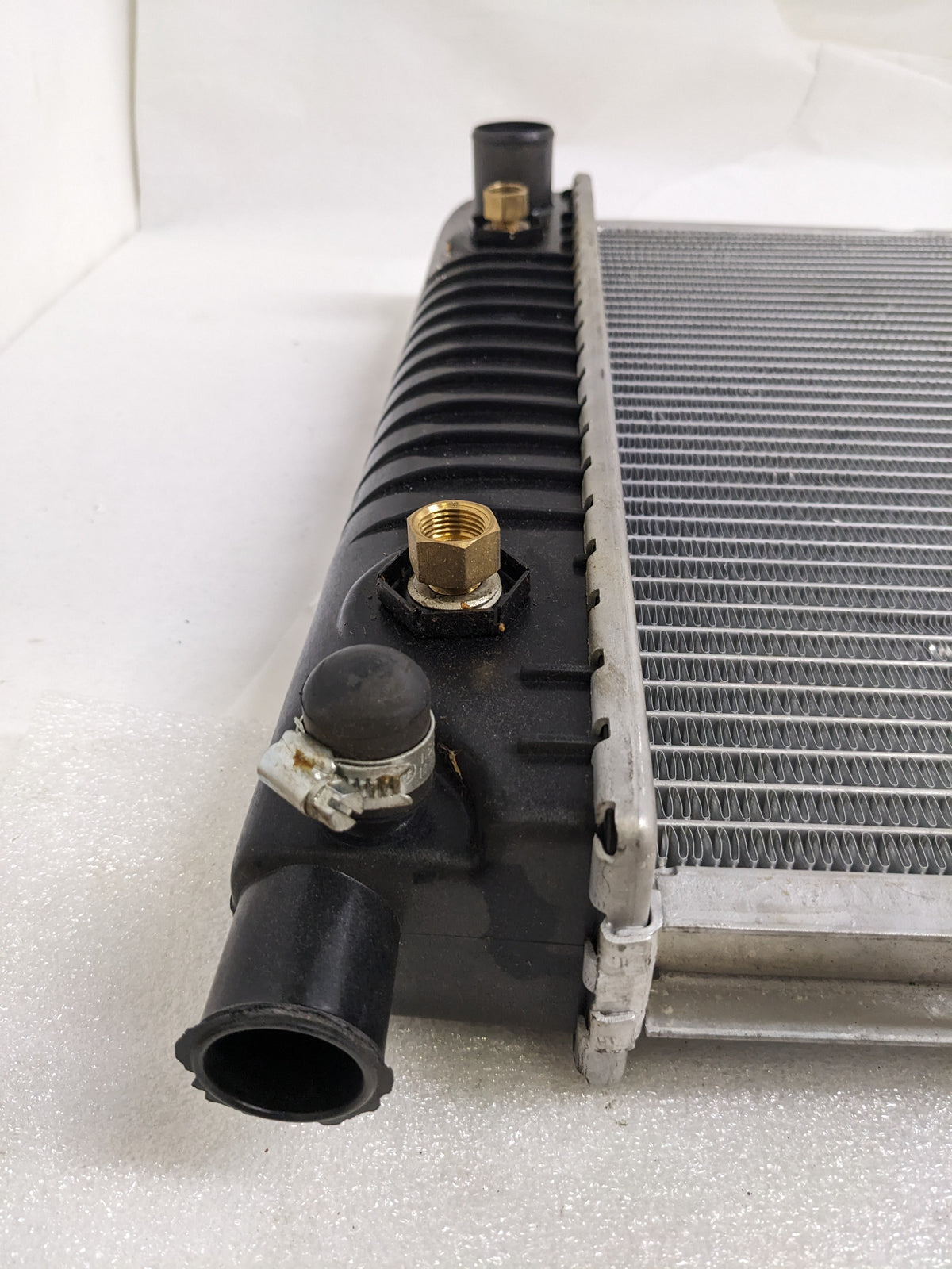 NISSENS 609881 RADIATOR FOR 1996-2000 GM FULL SIZE PICKUP AND SUB 34 X 17 CORE WITH ENGINE OIL COOLER NEW D1