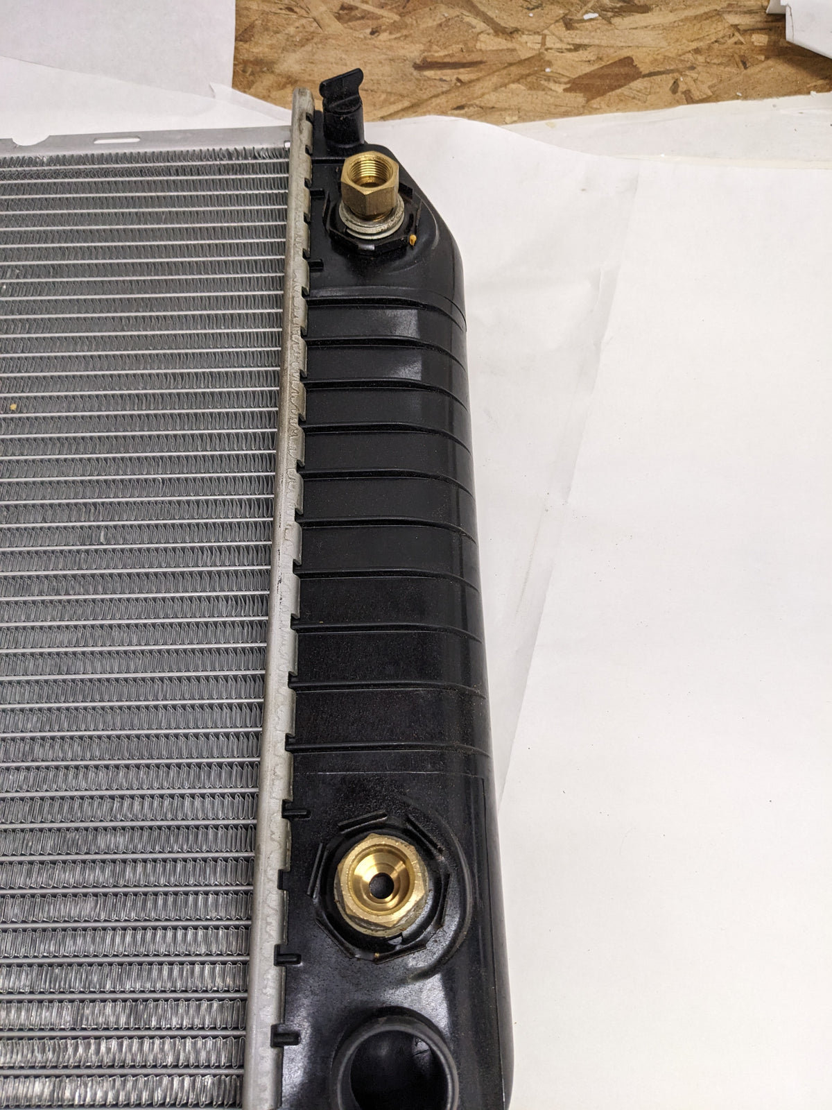 NISSENS 609881 RADIATOR FOR 1996-2000 GM FULL SIZE PICKUP AND SUB 34 X 17 CORE WITH ENGINE OIL COOLER NEW D1