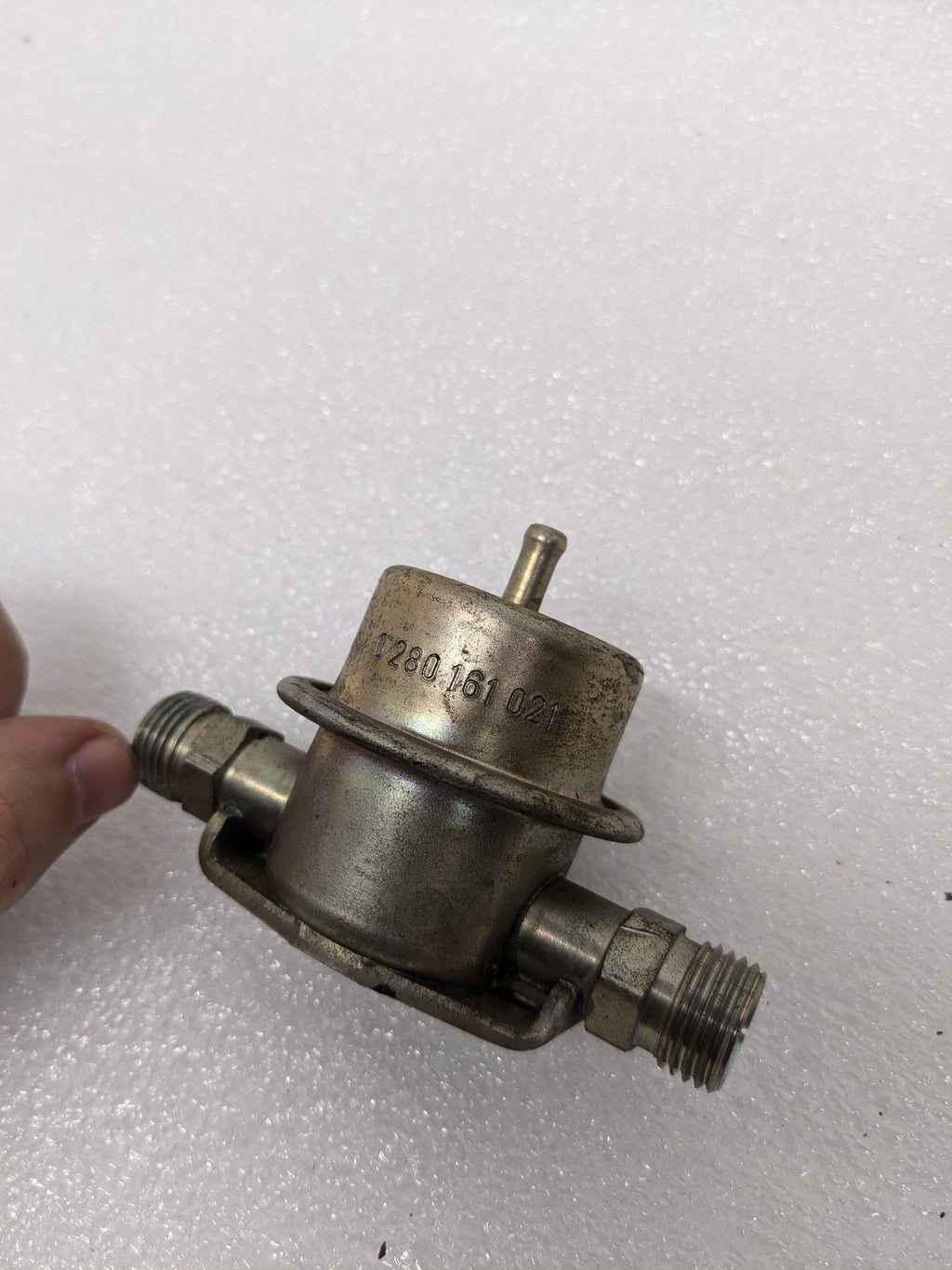 BOSCH 0280161021 FUEL PRESSURE DAMPER FOR 84-89 911 CARRERA USED R20T8