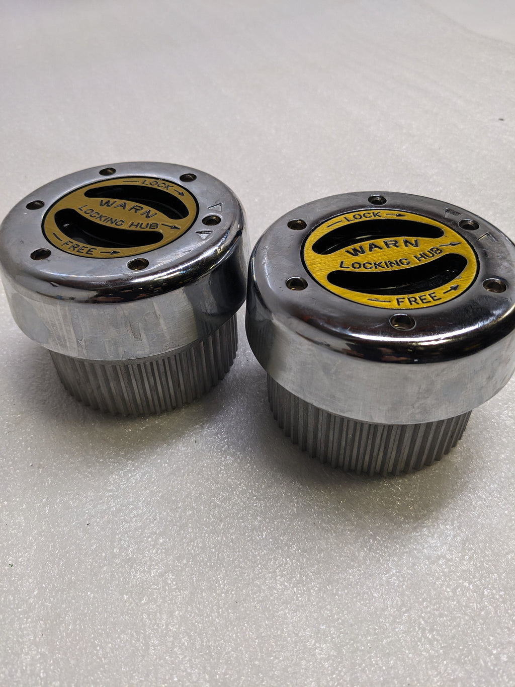 DAMAGE WARN 38826 30 SPLINE PREMIUM LOCKING HUB SET OF 2 NEW SR